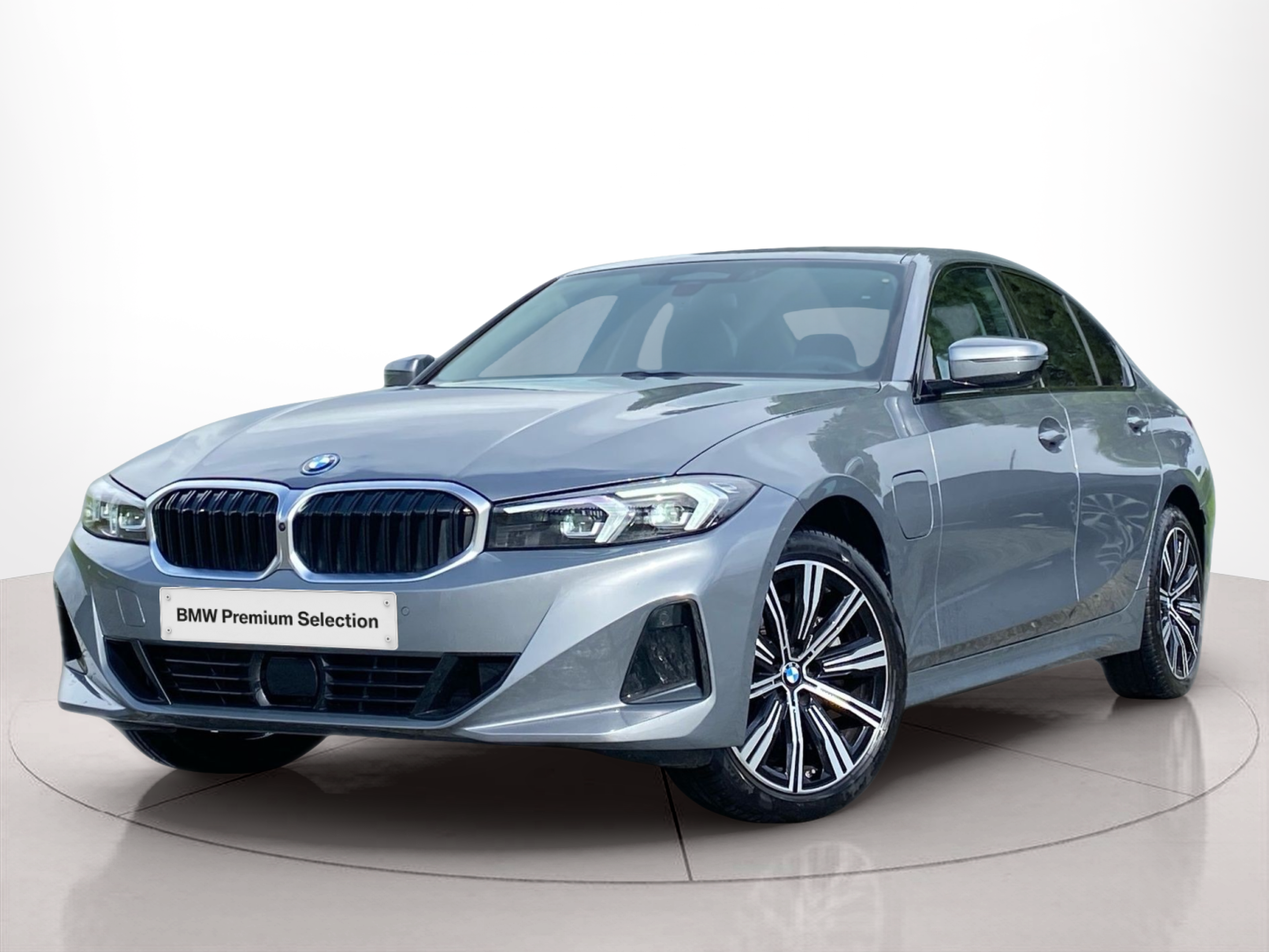 Fotos de BMW Série 3 330e Berlina color Gris. Año 2024. 215KW(292CV). Elétrico / Gasolina Híbrido. En concesionario Caetano Lisboa de Lisboa