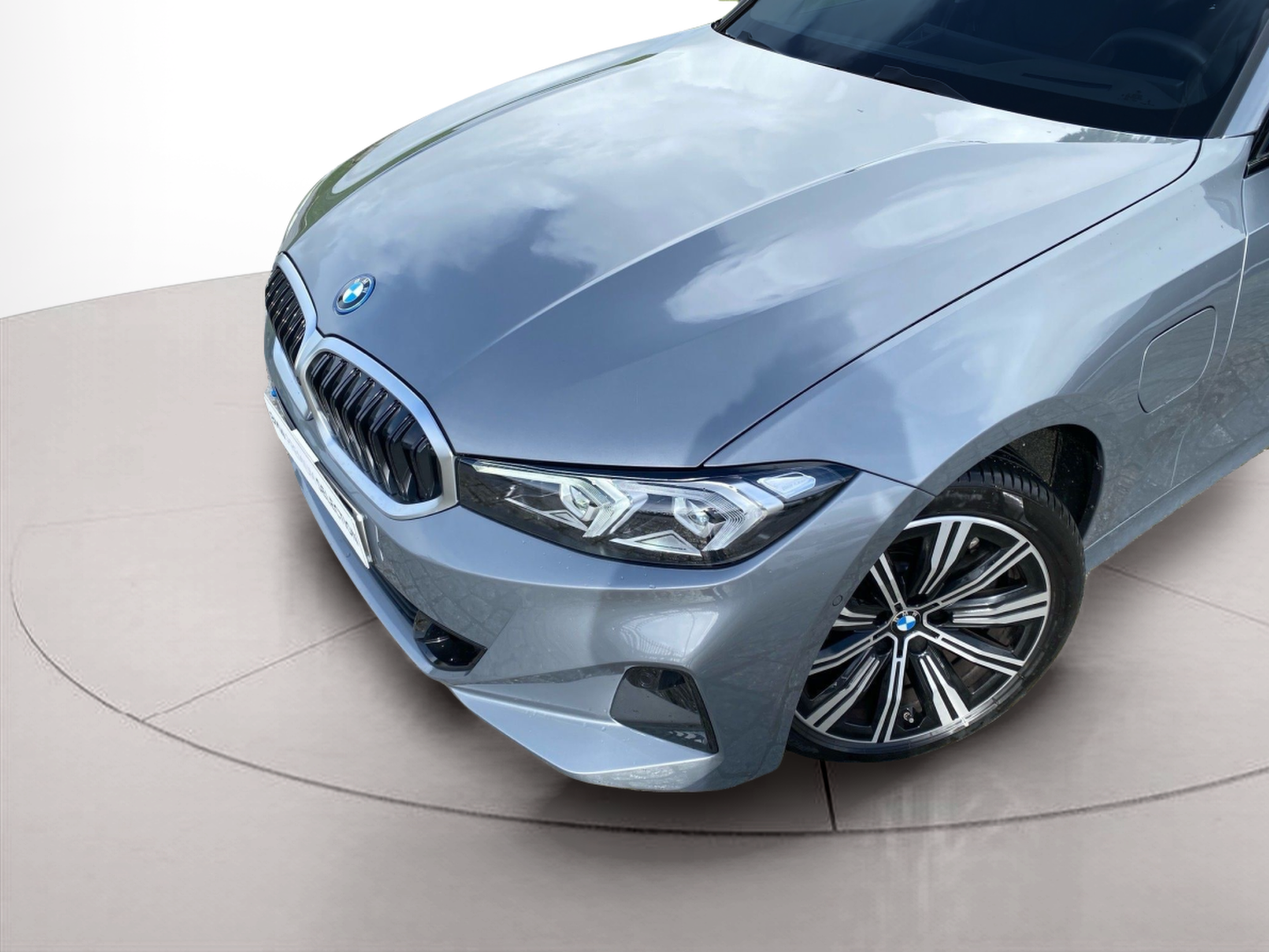 BMW Série 3 330e Berlina color Gris. Año 2024. 215KW(292CV). Elétrico / Gasolina Híbrido. En concesionario Caetano Lisboa de Lisboa