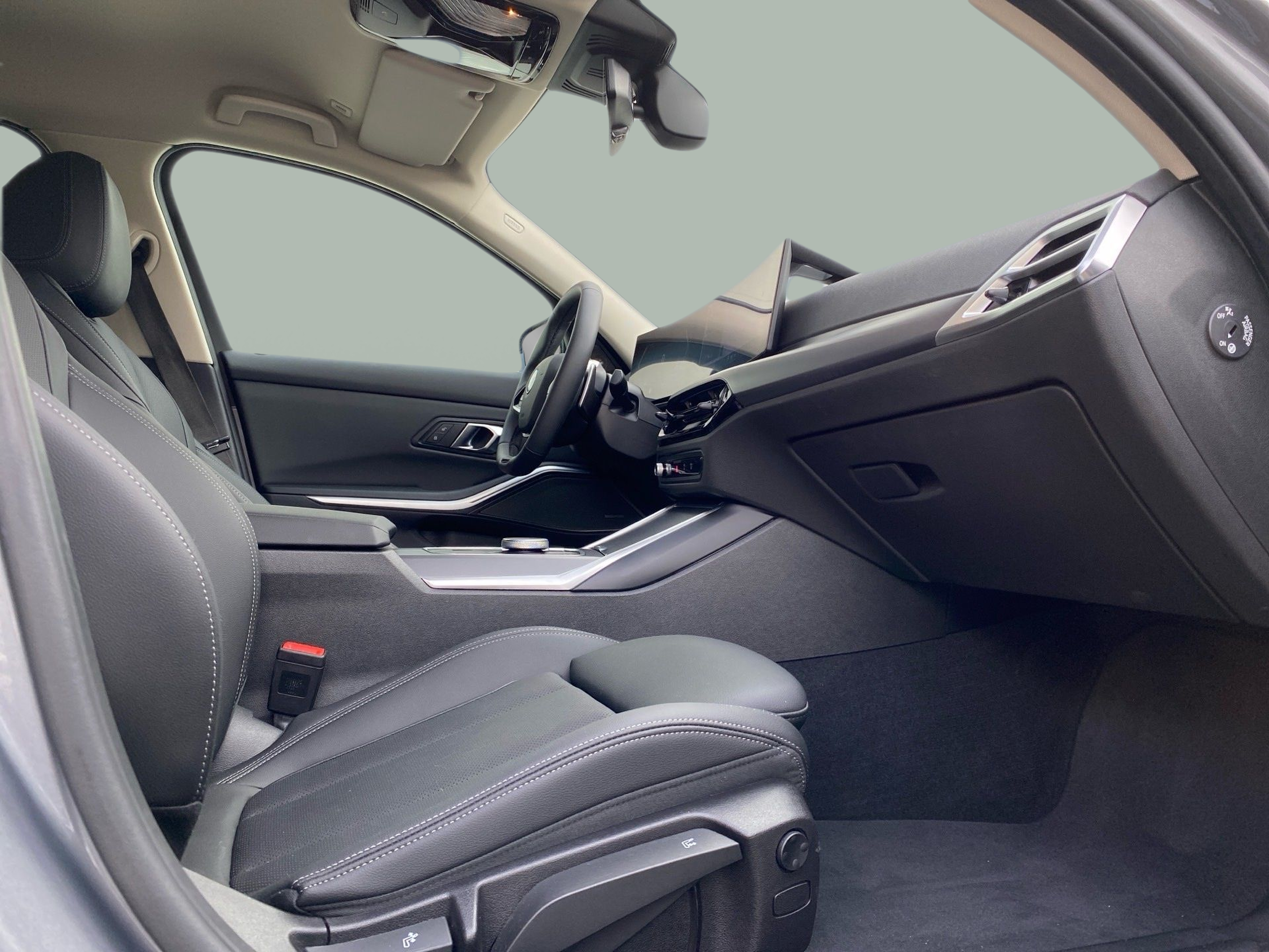 BMW Série 3 330e Berlina color Gris. Año 2024. 215KW(292CV). Elétrico / Gasolina Híbrido. En concesionario Caetano Lisboa de Lisboa