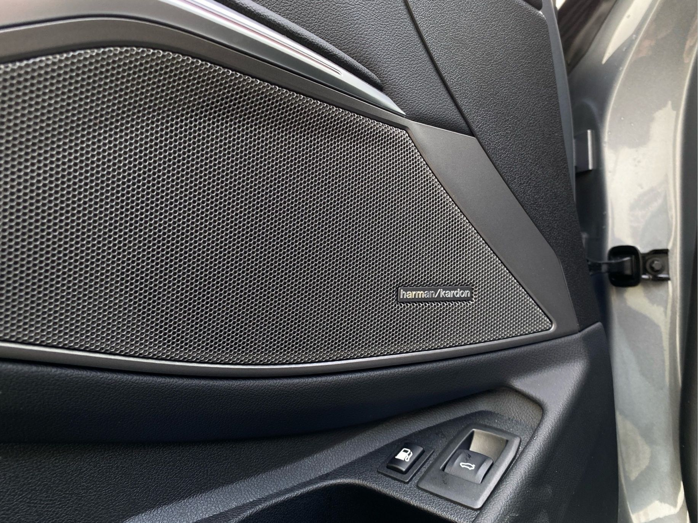 BMW Série 3 330e Berlina color Gris. Año 2024. 215KW(292CV). Elétrico / Gasolina Híbrido. En concesionario Caetano Lisboa de Lisboa