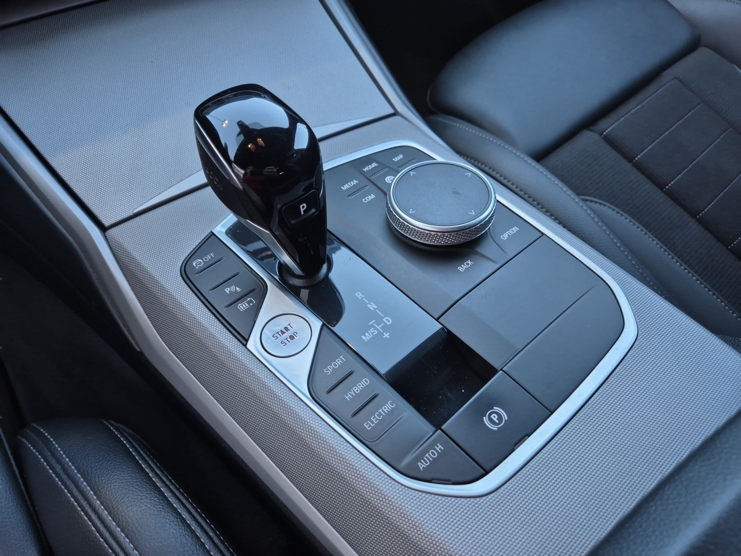 BMW Série 3 320e Berlina color Negro. Año 2021. 150KW(204CV). Elétrico / Gasolina Híbrido. En concesionario Caetano Santa Maria da Feira de Santa Maria da Feira