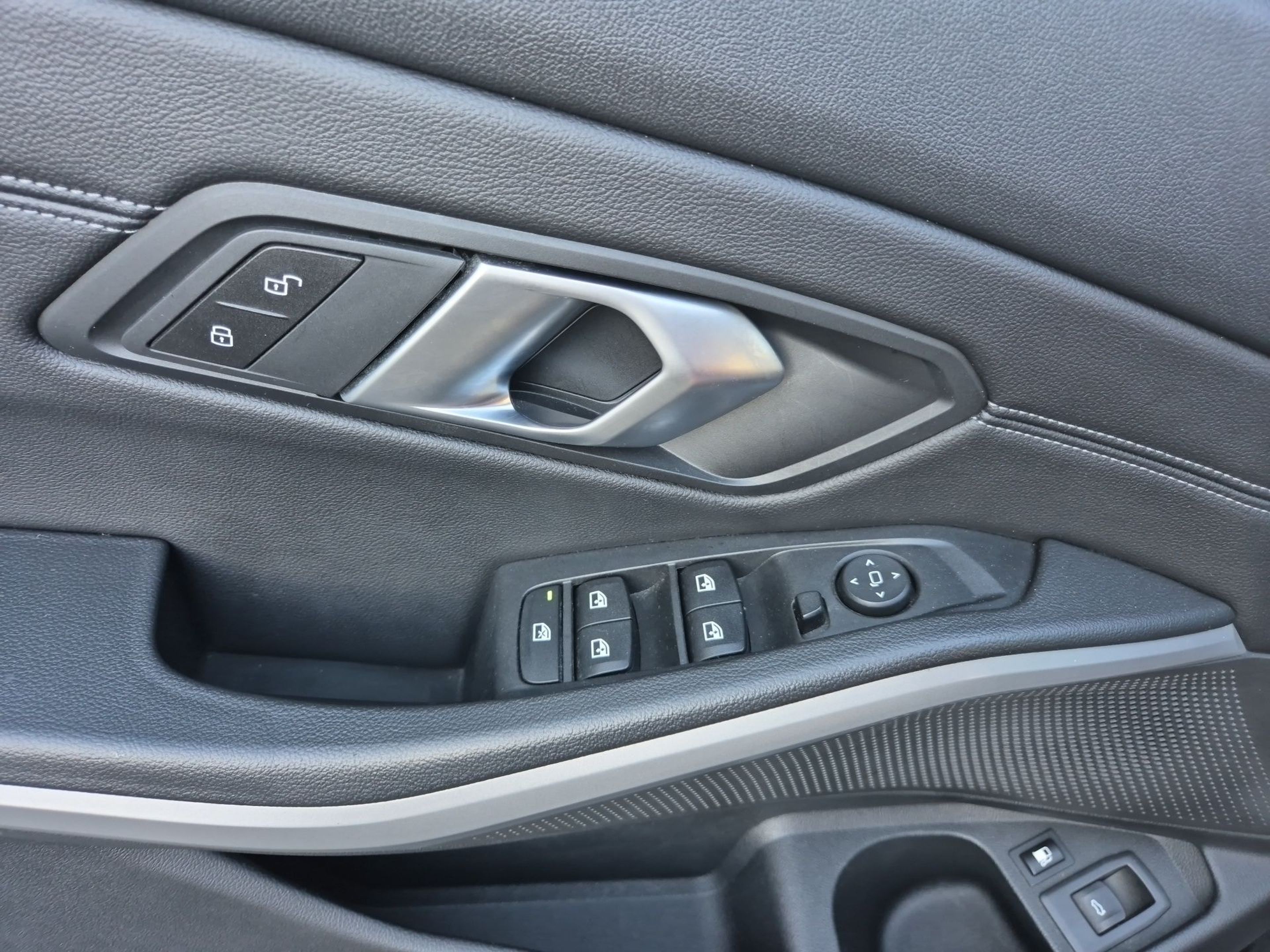 BMW Série 3 320e Berlina color Negro. Año 2021. 150KW(204CV). Elétrico / Gasolina Híbrido. En concesionario Caetano Santa Maria da Feira de Santa Maria da Feira