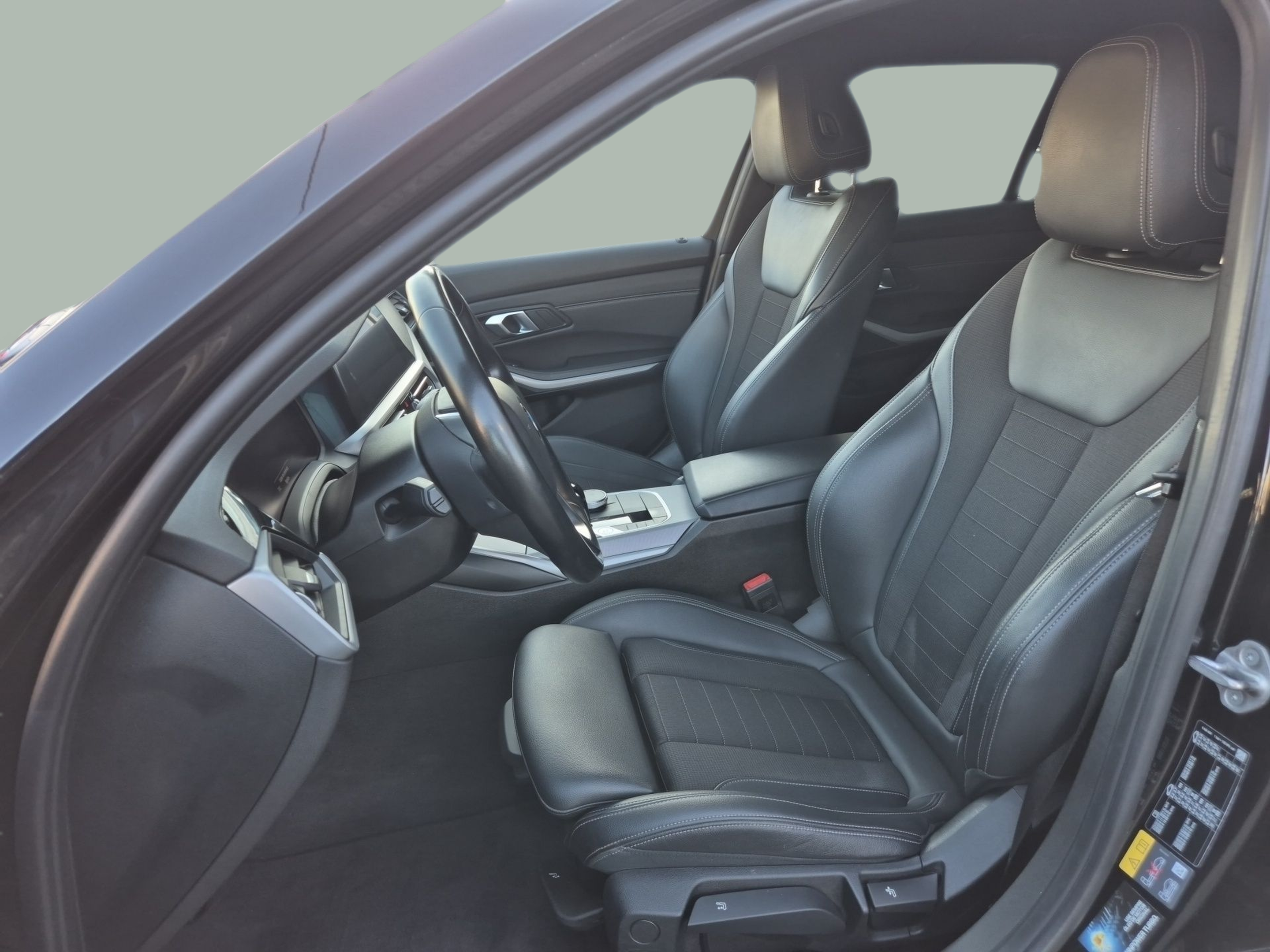 BMW Série 3 320e Berlina color Negro. Año 2021. 150KW(204CV). Elétrico / Gasolina Híbrido. En concesionario Caetano Santa Maria da Feira de Santa Maria da Feira