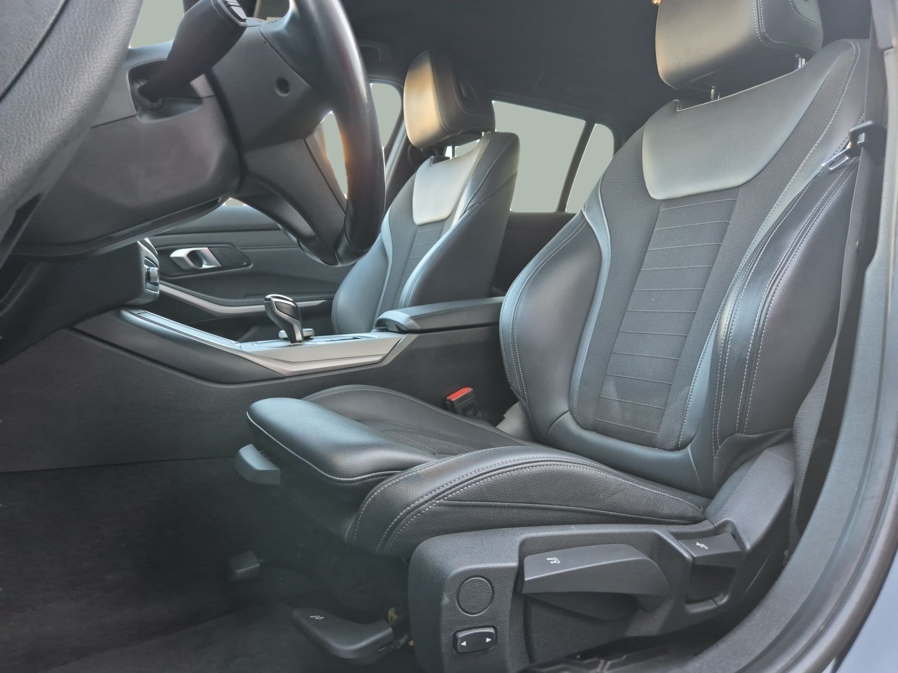 BMW Série 3 320e Berlina color Negro. Año 2021. 150KW(204CV). Elétrico / Gasolina Híbrido. En concesionario Caetano Santa Maria da Feira de Santa Maria da Feira