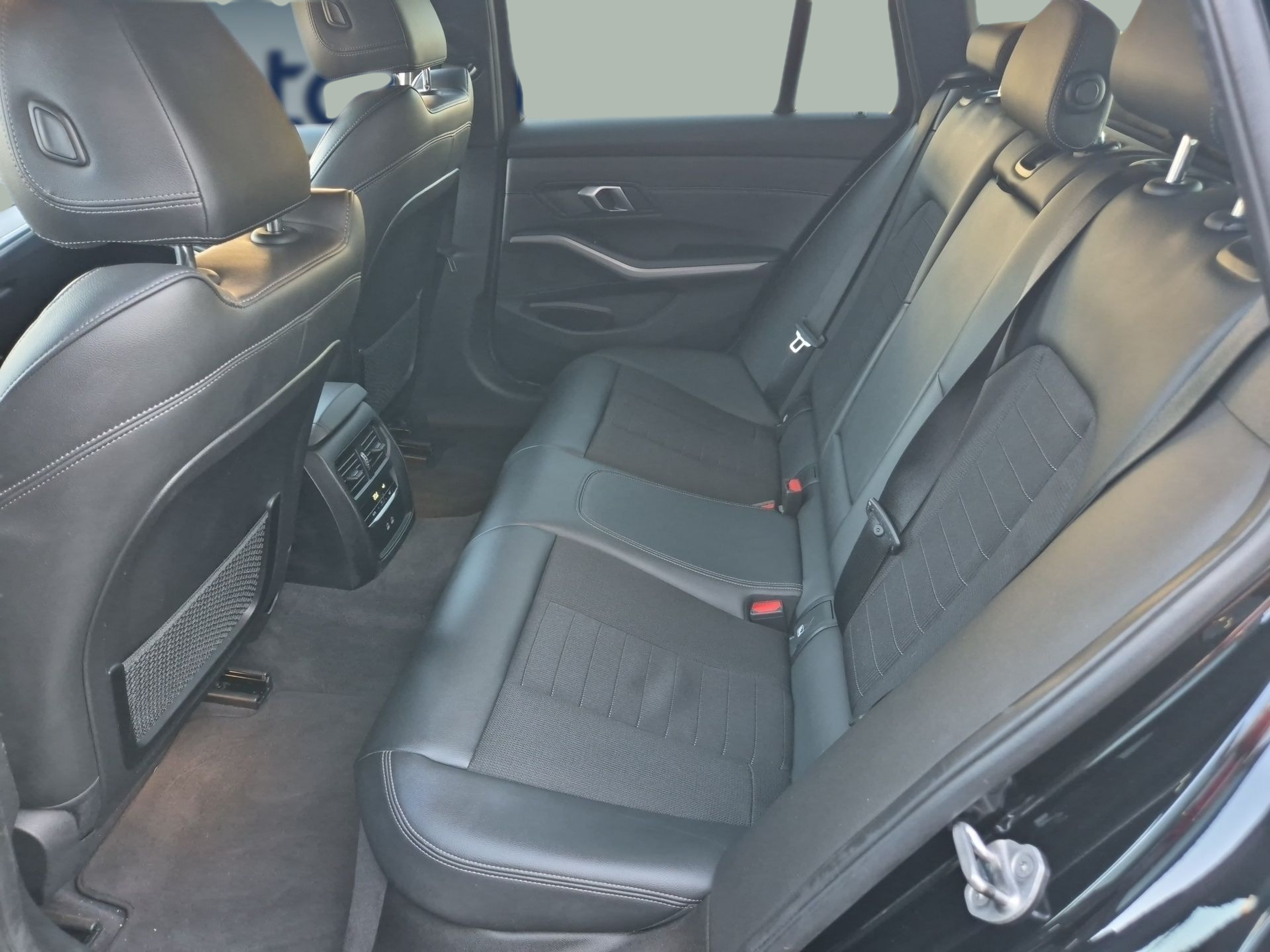 BMW Série 3 320e Berlina color Negro. Año 2021. 150KW(204CV). Elétrico / Gasolina Híbrido. En concesionario Caetano Santa Maria da Feira de Santa Maria da Feira