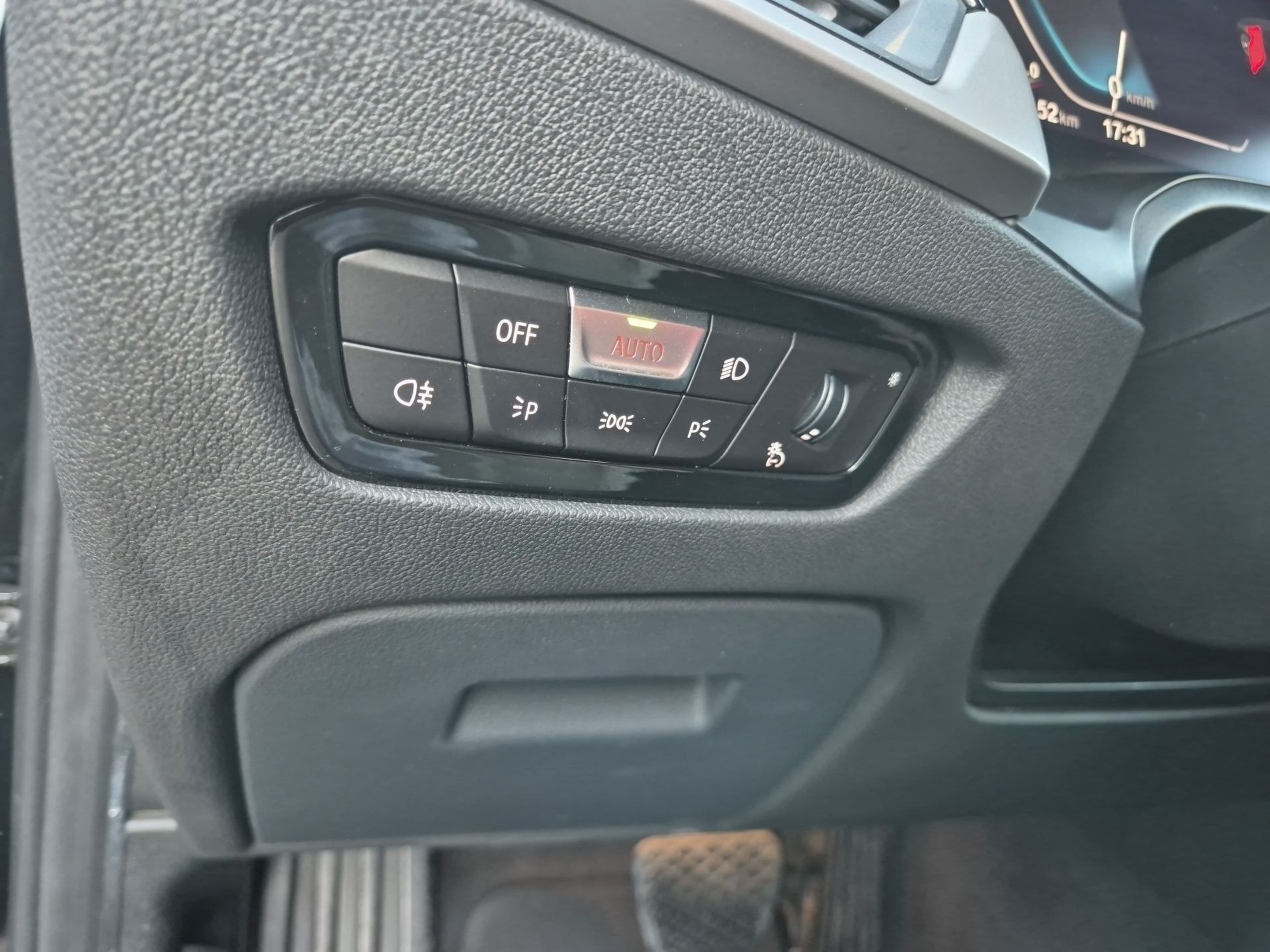 BMW Série 3 320e Berlina color Negro. Año 2021. 150KW(204CV). Elétrico / Gasolina Híbrido. En concesionario Caetano Santa Maria da Feira de Santa Maria da Feira