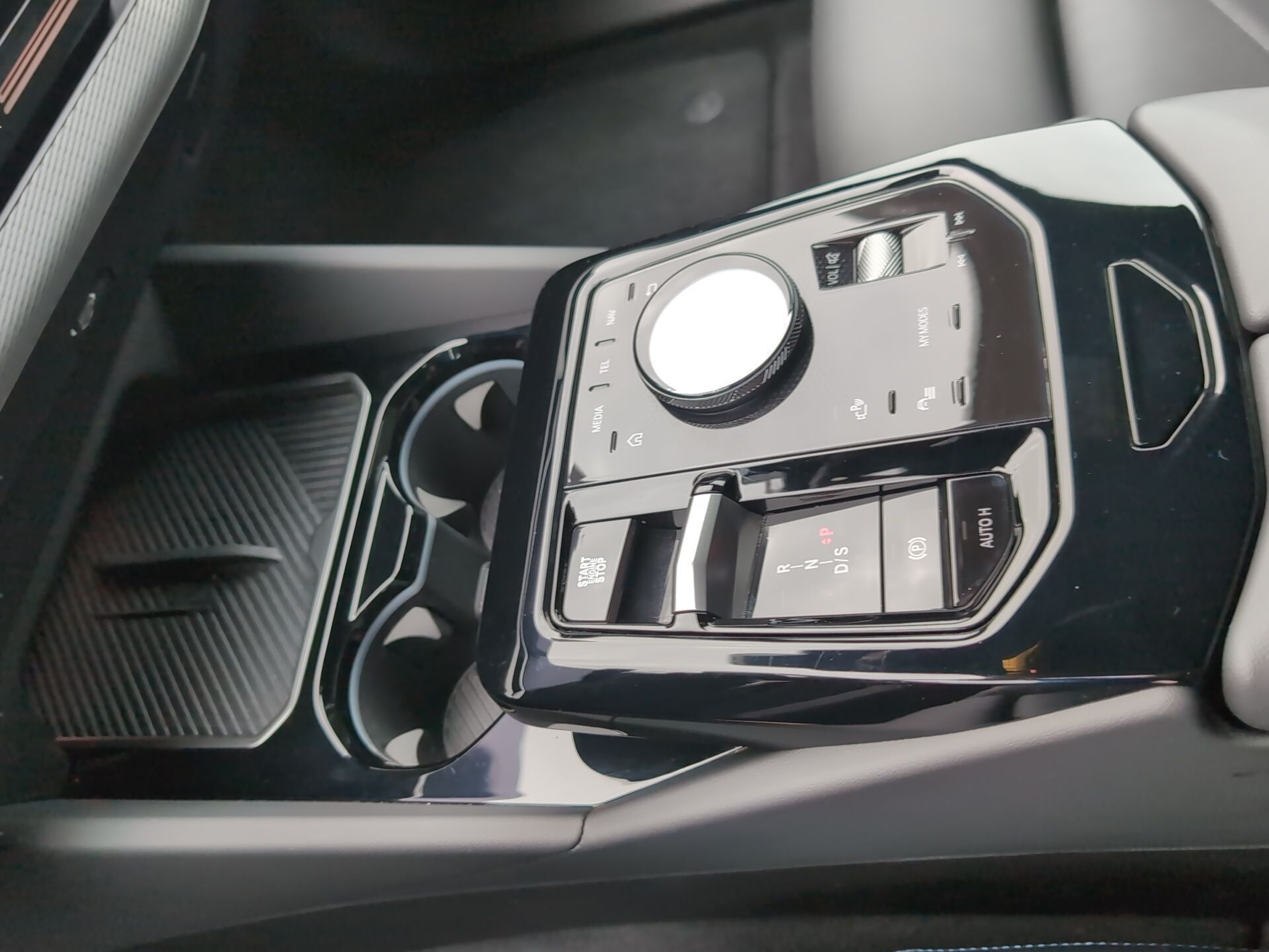 BMW Série 5 530e Berlina color Gris. Año 2025. 220KW(299CV). Elétrico / Gasolina Híbrido. En concesionario Caetano Aveiro de Aveiro