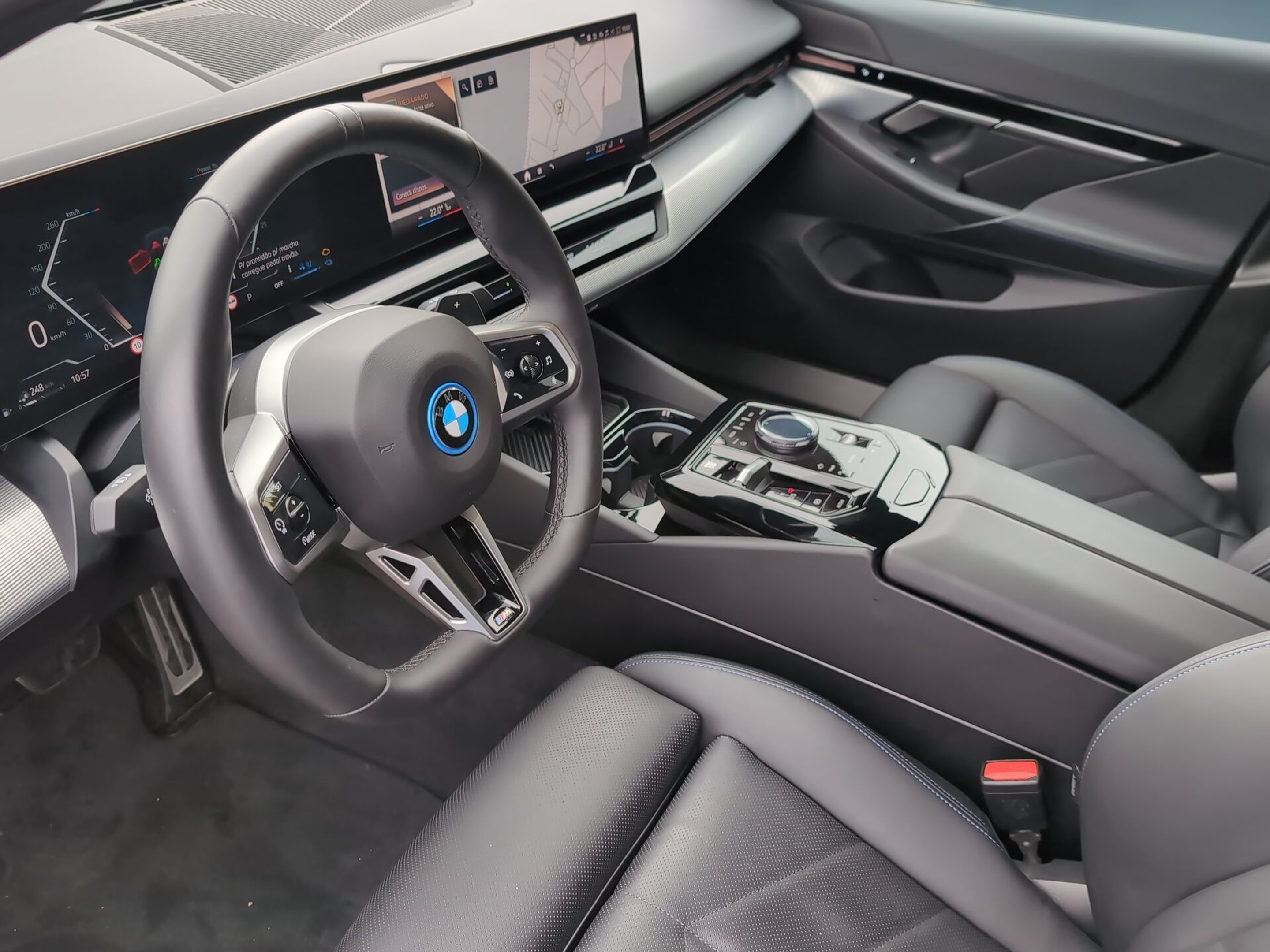 BMW Série 5 530e Berlina color Gris. Año 2025. 220KW(299CV). Elétrico / Gasolina Híbrido. En concesionario Caetano Aveiro de Aveiro