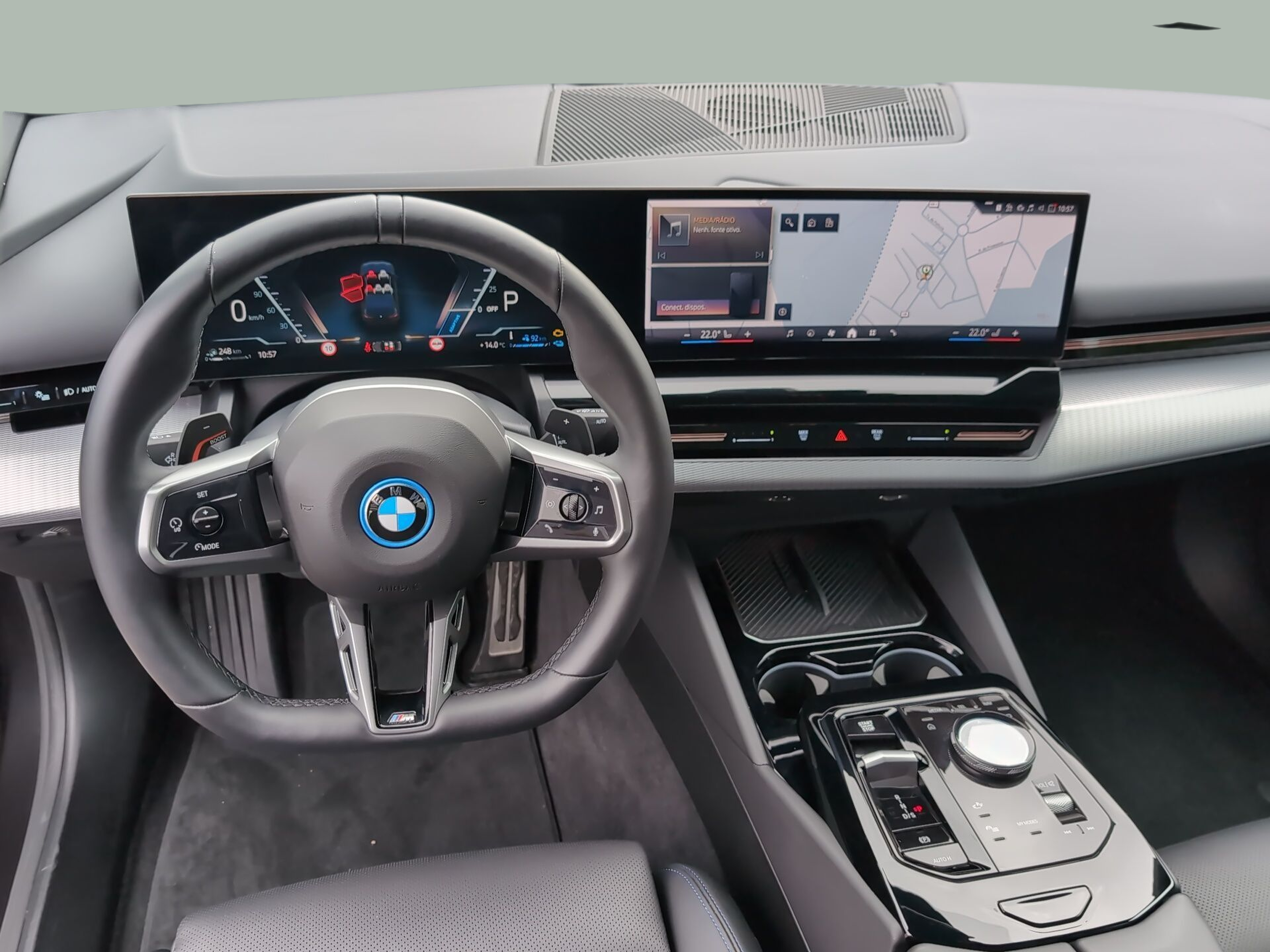 BMW Série 5 530e Berlina color Gris. Año 2025. 220KW(299CV). Elétrico / Gasolina Híbrido. En concesionario Caetano Aveiro de Aveiro