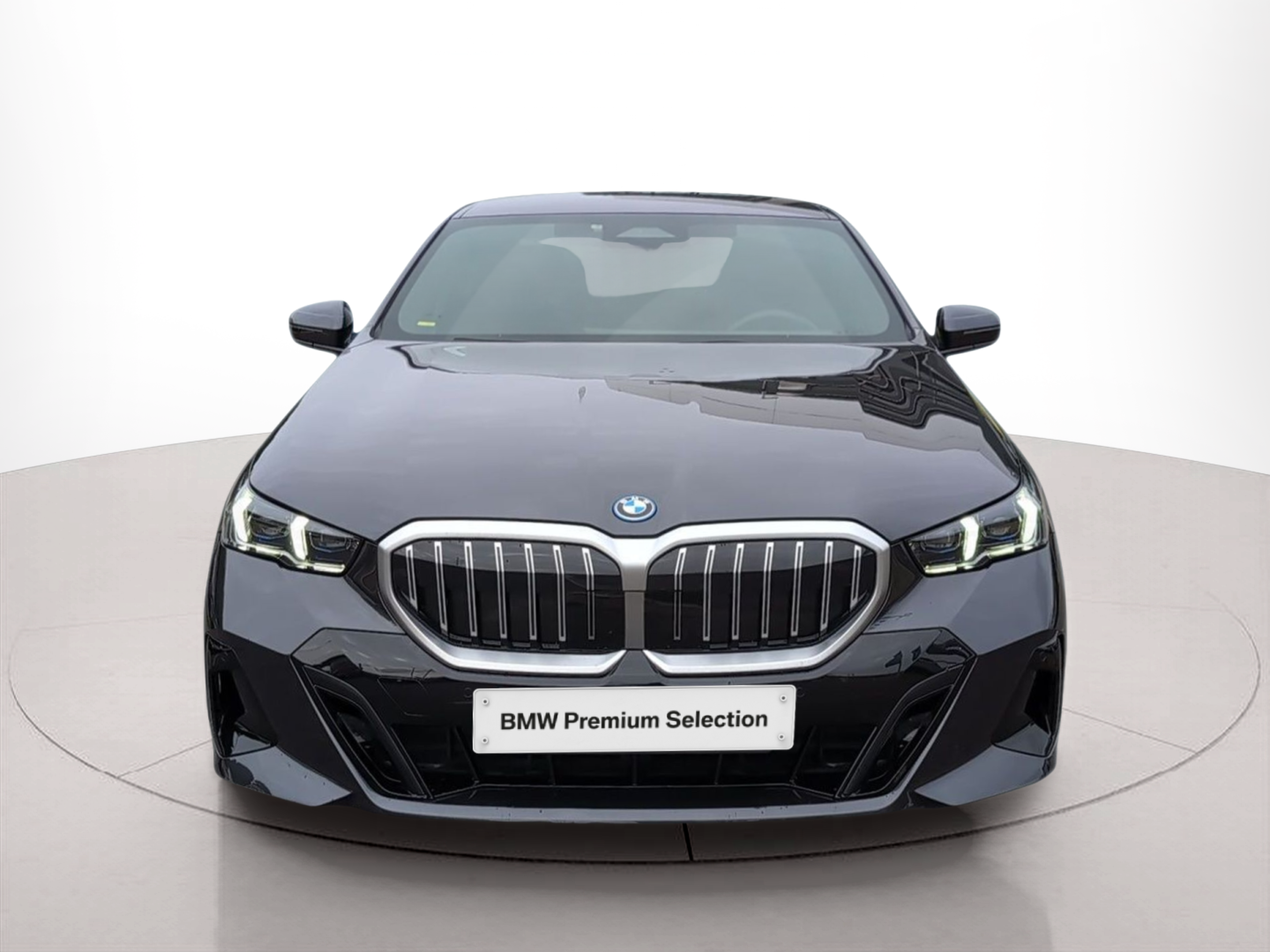 Fotos de BMW Série 5 530e Berlina color Gris. Año 2025. 220KW(299CV). Elétrico / Gasolina Híbrido. En concesionario Caetano Aveiro de Aveiro