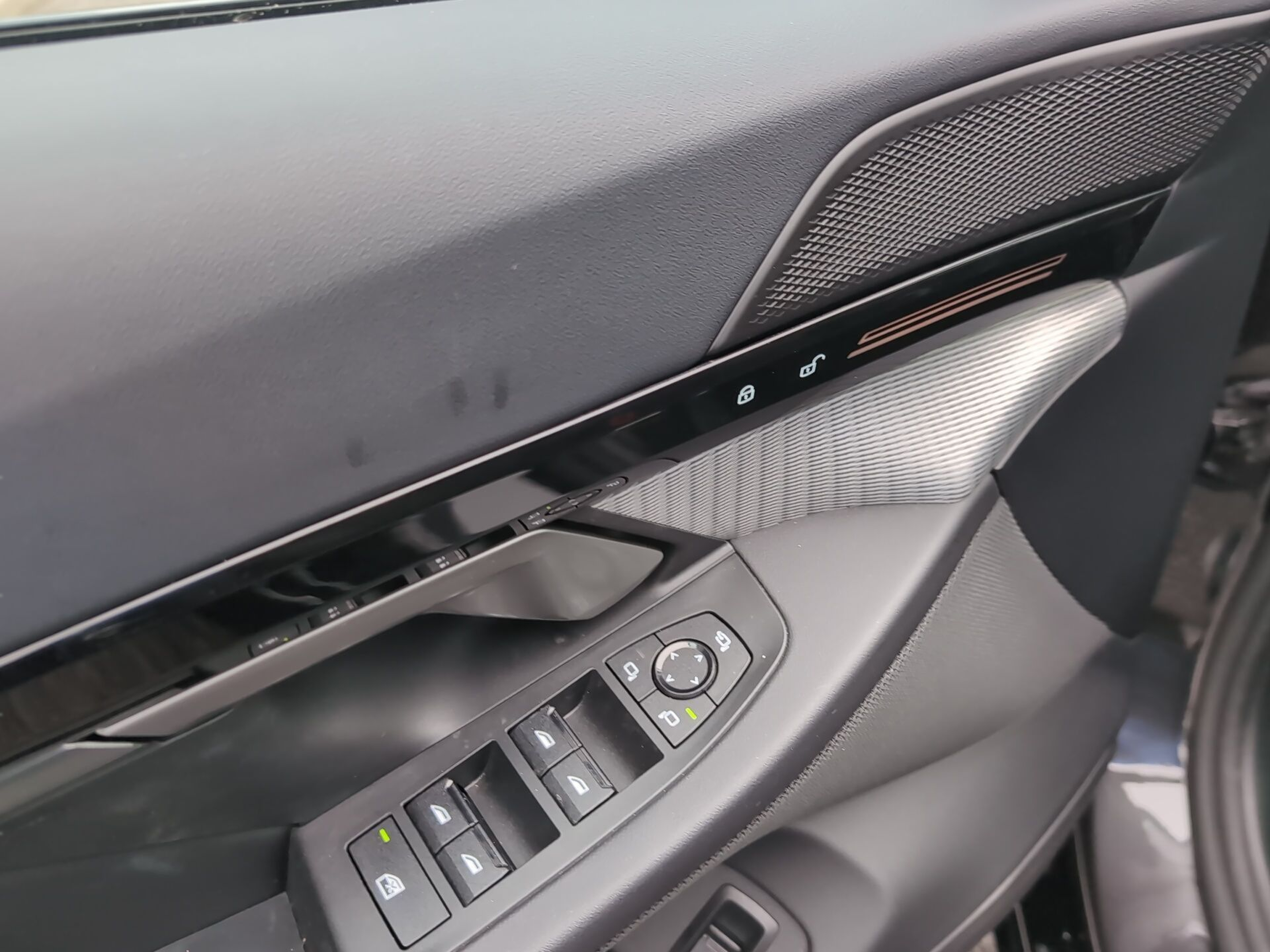 BMW Série 5 530e Berlina color Gris. Año 2025. 220KW(299CV). Elétrico / Gasolina Híbrido. En concesionario Caetano Aveiro de Aveiro