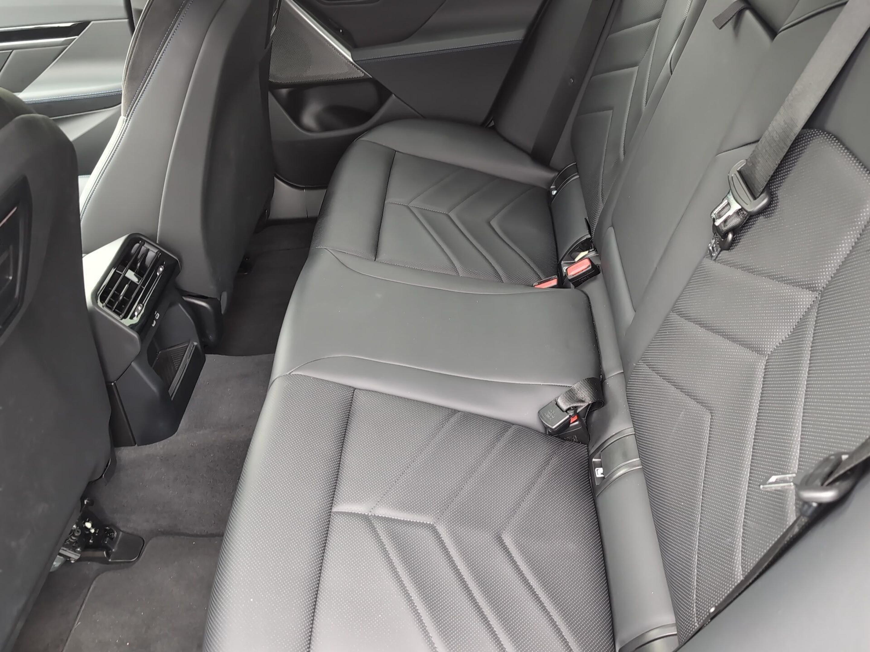 BMW Série 5 530e Berlina color Gris. Año 2025. 220KW(299CV). Elétrico / Gasolina Híbrido. En concesionario Caetano Aveiro de Aveiro