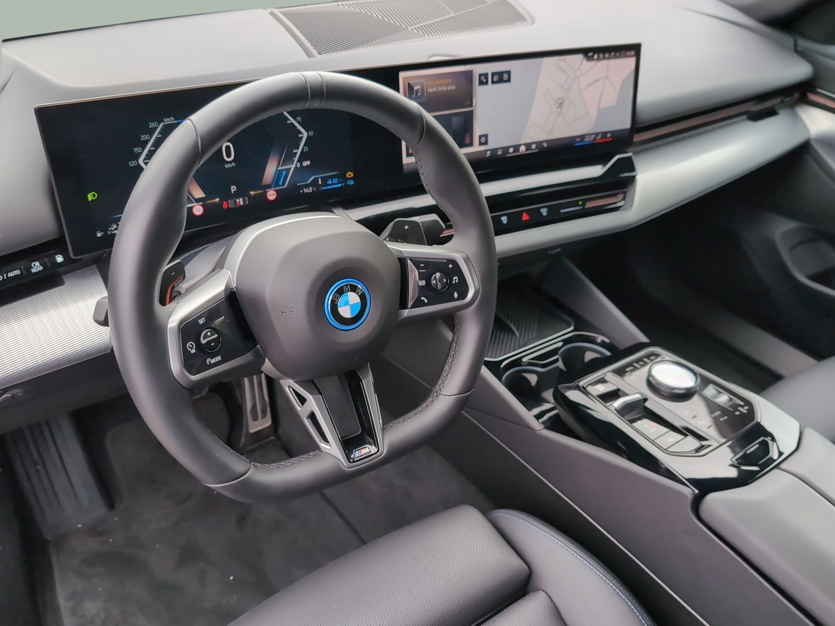 BMW Série 5 530e Berlina color Gris. Año 2025. 220KW(299CV). Elétrico / Gasolina Híbrido. En concesionario Caetano Aveiro de Aveiro