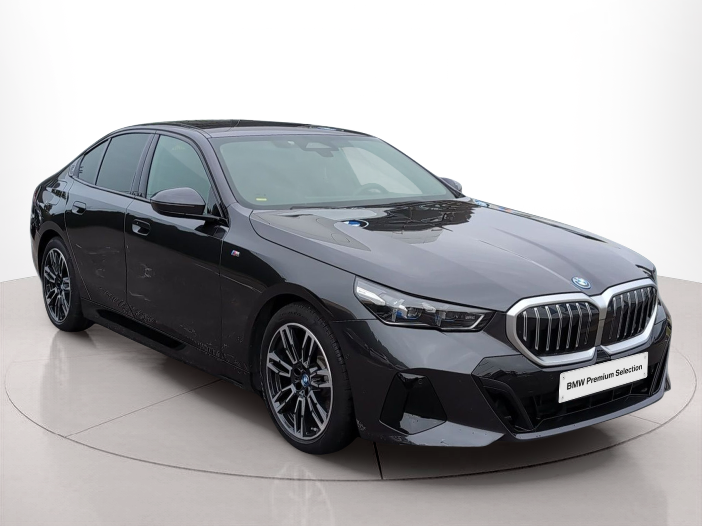 BMW Série 5 530e Berlina color Gris. Año 2025. 220KW(299CV). Elétrico / Gasolina Híbrido. En concesionario Caetano Aveiro de Aveiro