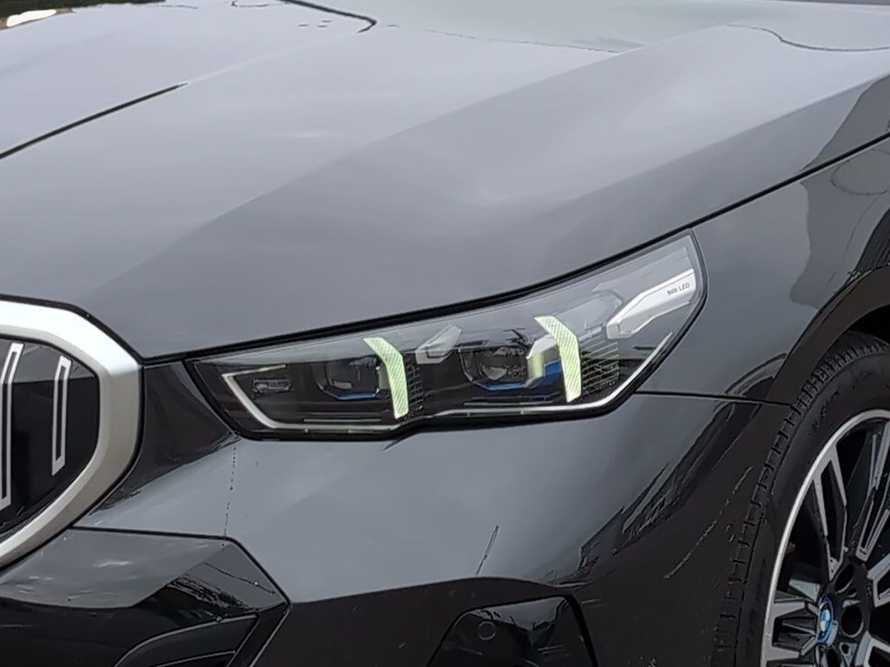 BMW Série 5 530e Berlina color Gris. Año 2025. 220KW(299CV). Elétrico / Gasolina Híbrido. En concesionario Caetano Santa Maria da Feira de Santa Maria da Feira