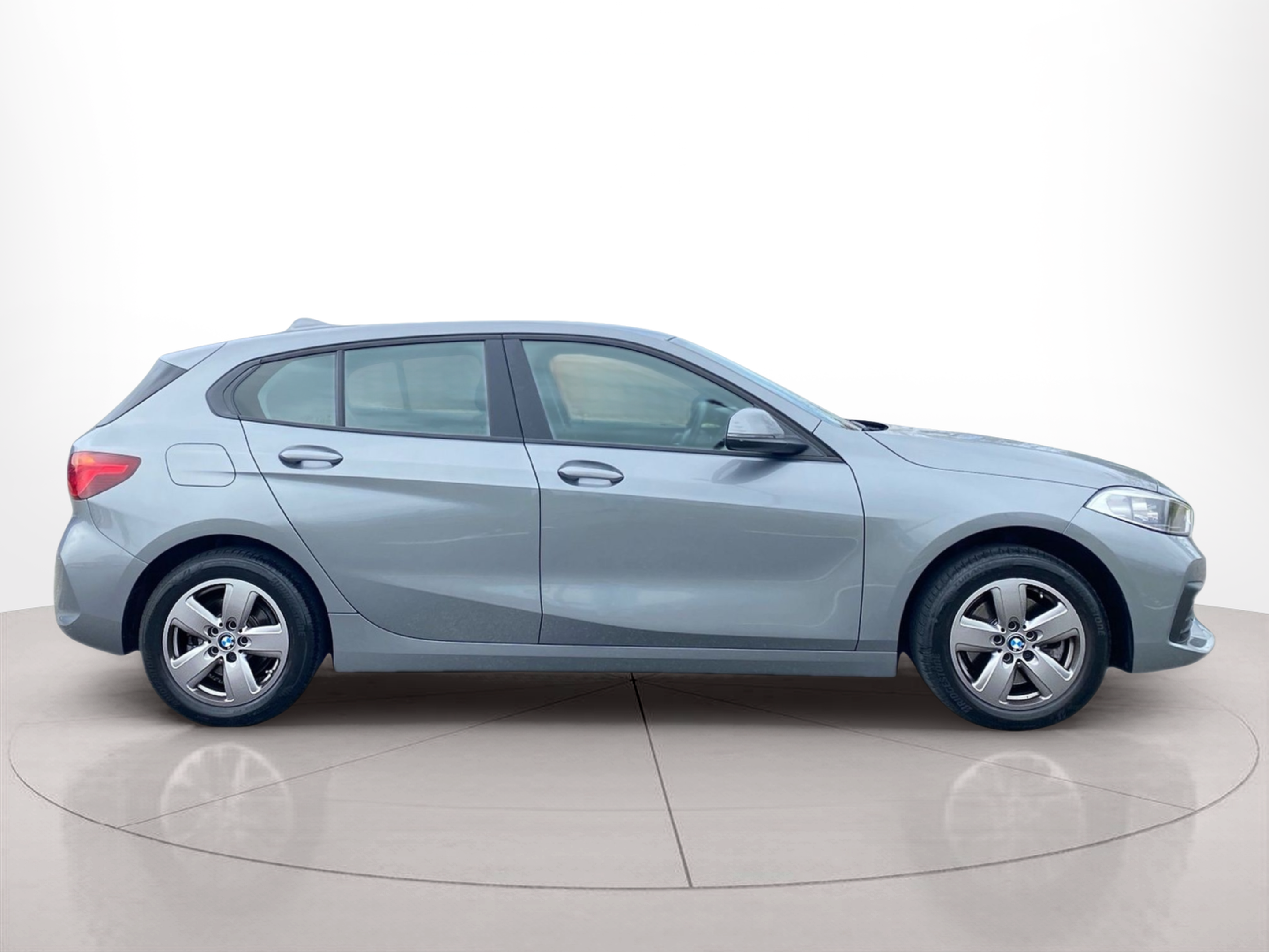 Fotos de BMW Série 1 116i color Gris. Año 2024. 80KW(109CV). Gasolina. En concesionario Caetano Cascais de Cascais