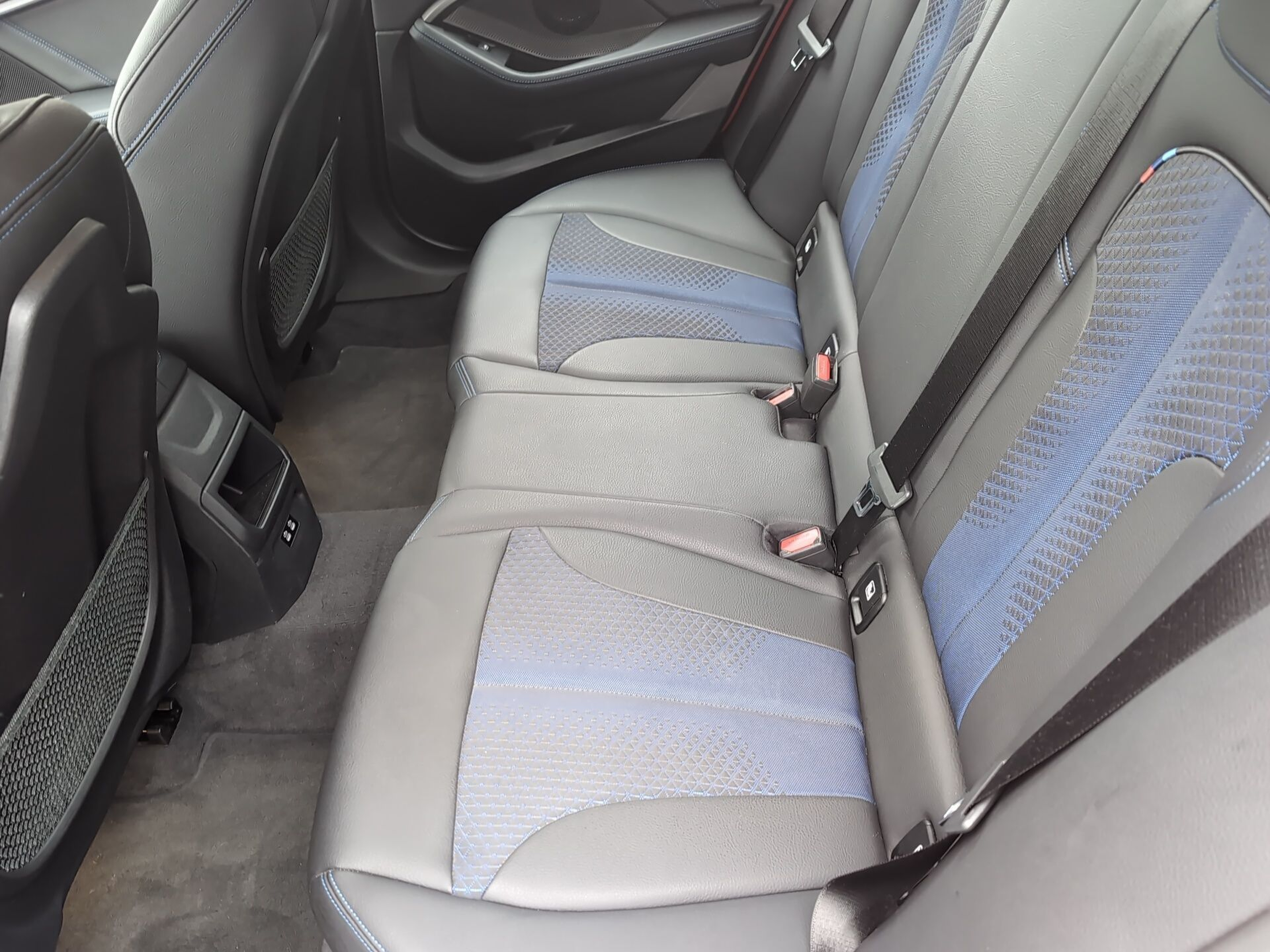 BMW Série 1 118i color Rojo. Año 2020. 103KW(140CV). Gasolina. En concesionario Caetano Baviera Aveiro de Aveiro