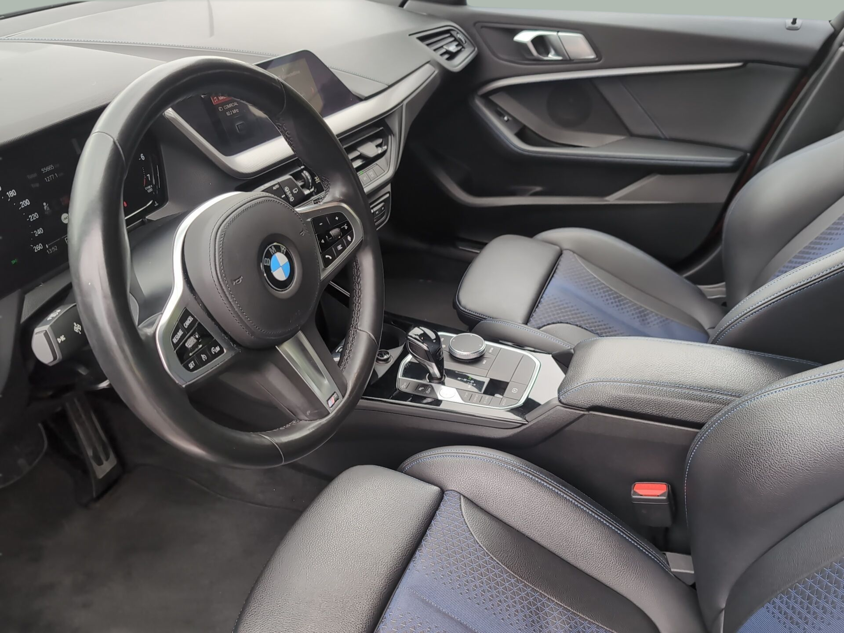 BMW Série 1 118i color Rojo. Año 2020. 103KW(140CV). Gasolina. En concesionario Caetano Baviera Aveiro de Aveiro