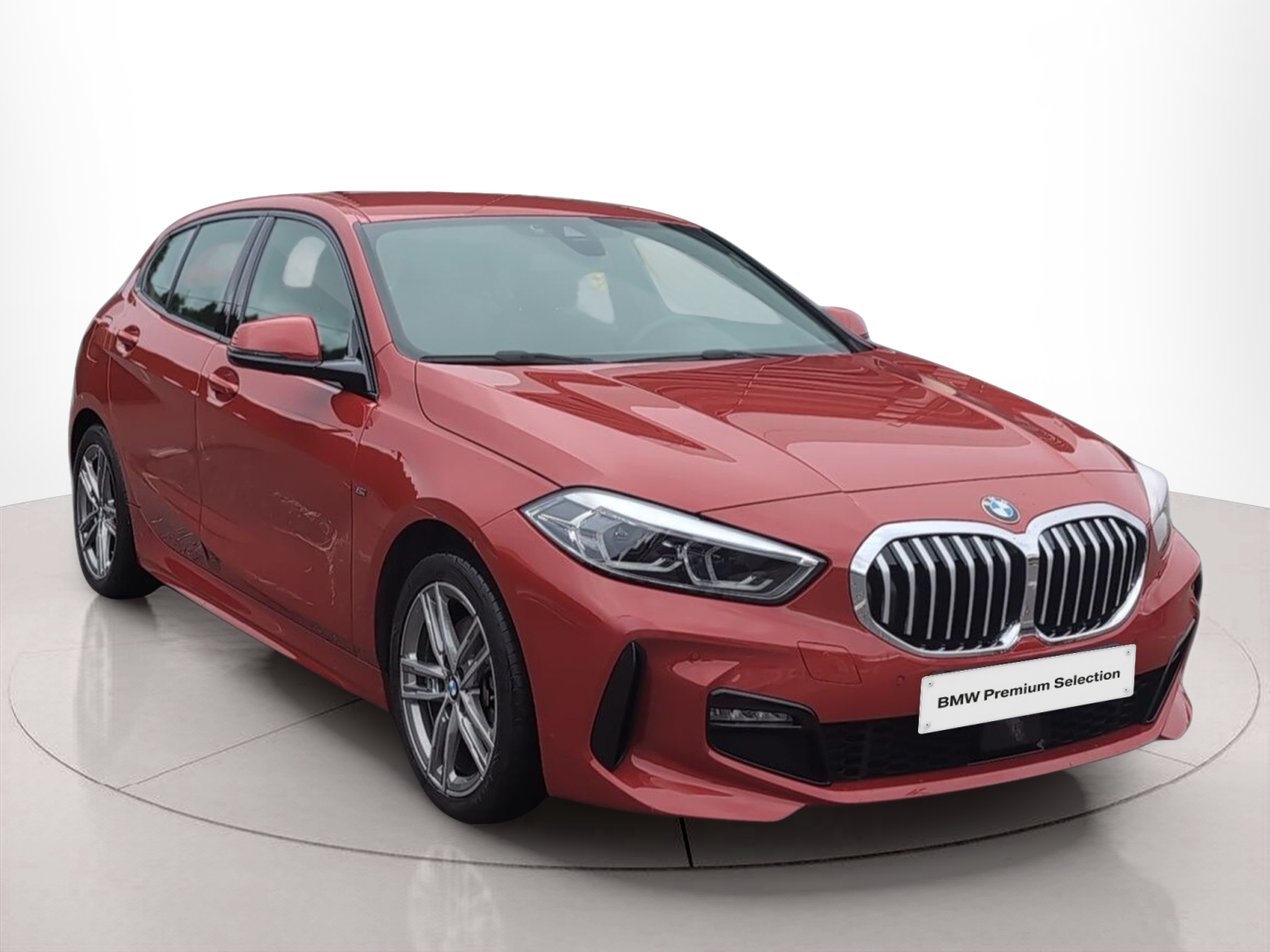 BMW Série 1 118i color Rojo. Año 2020. 103KW(140CV). Gasolina. En concesionario Caetano Baviera Aveiro de Aveiro