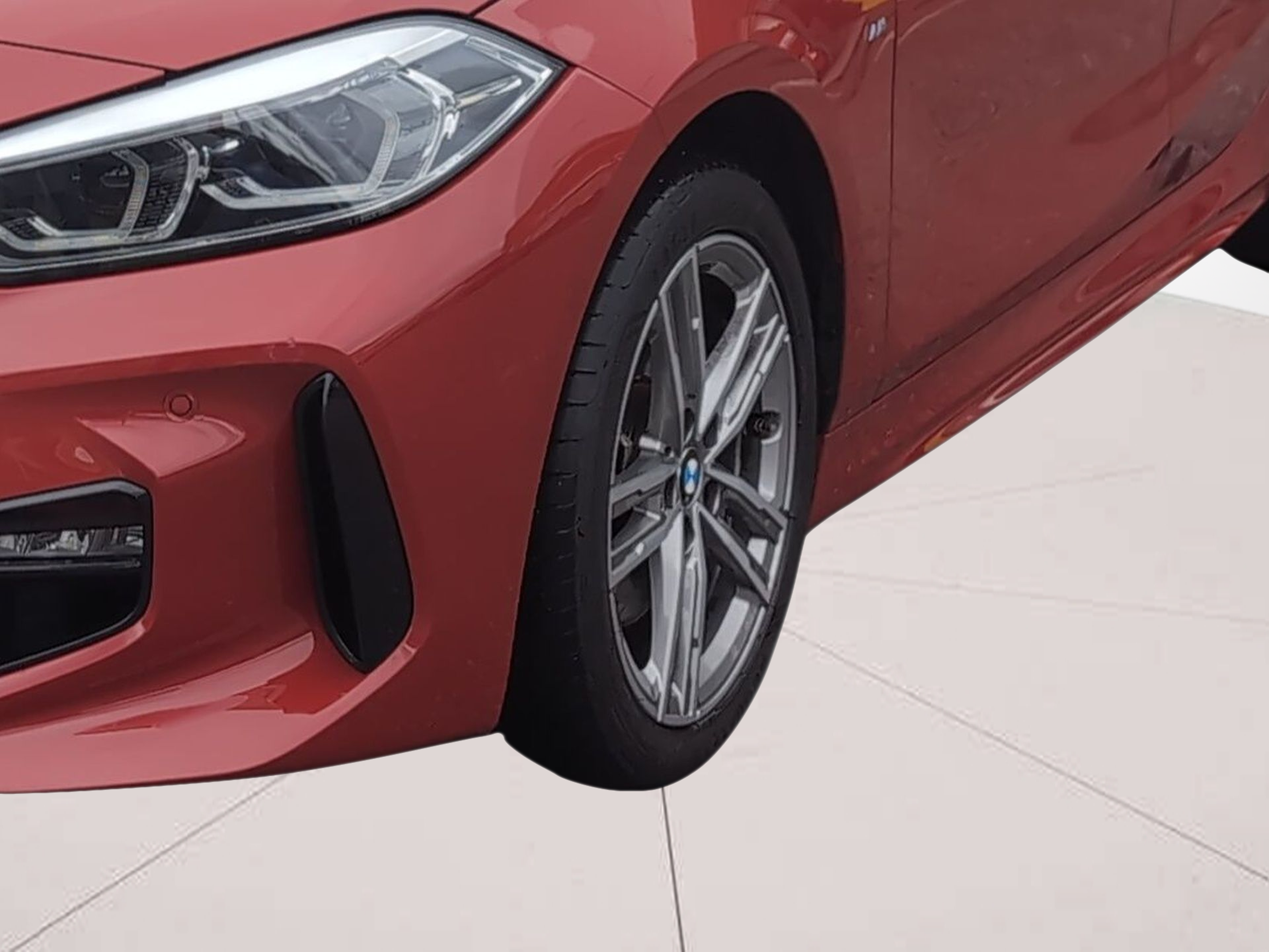 BMW Série 1 118i color Rojo. Año 2020. 103KW(140CV). Gasolina. En concesionario Caetano Baviera Aveiro de Aveiro