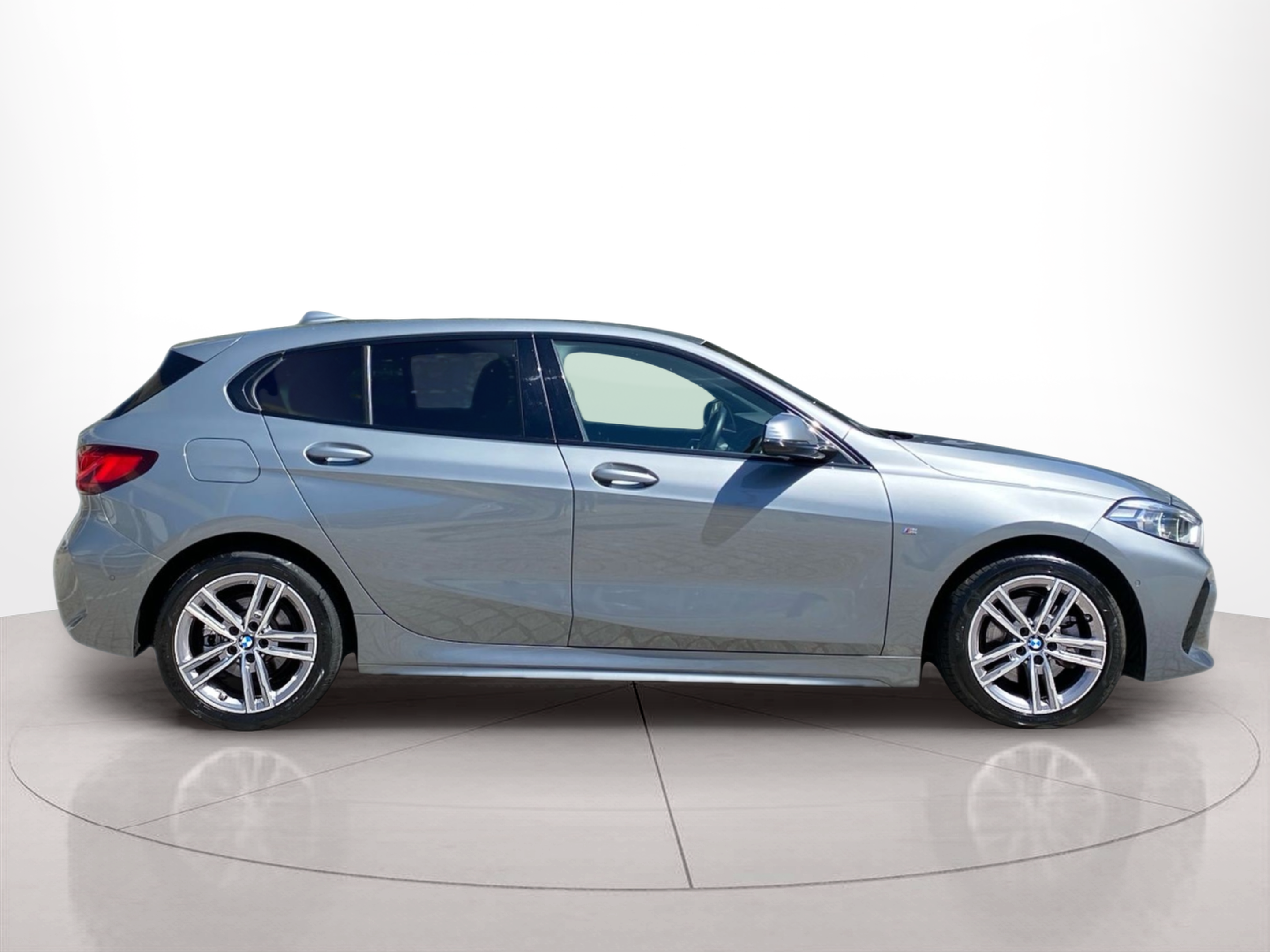 Fotos de BMW Série 1 116d color Gris. Año 2024. 85KW(116CV). Diesel. En concesionario Caetano Baviera Lisboa de Lisboa