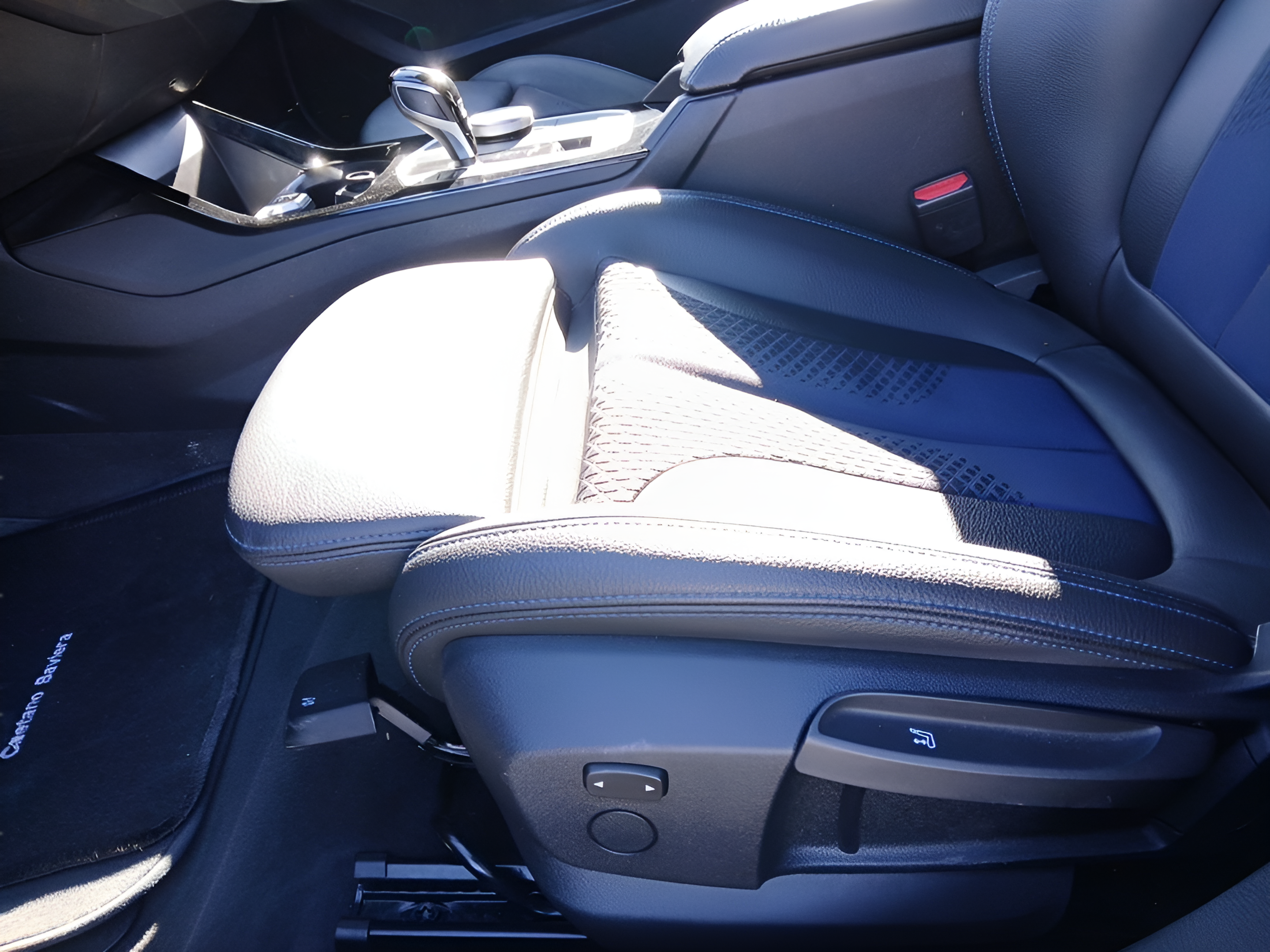 BMW Série 1 116d color Azul. Año 2024. 85KW(116CV). Diesel. En concesionario Caetano Portimão de Portimão