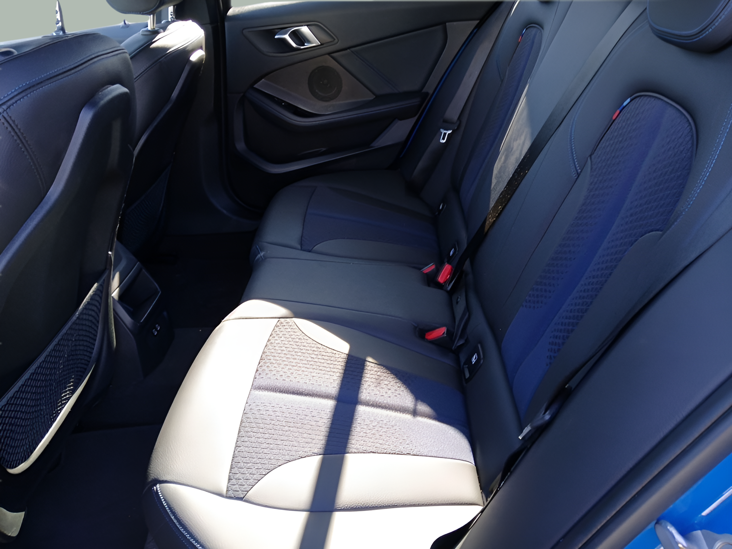 BMW Série 1 116d color Azul. Año 2024. 85KW(116CV). Diesel. En concesionario Caetano Portimão de Portimão