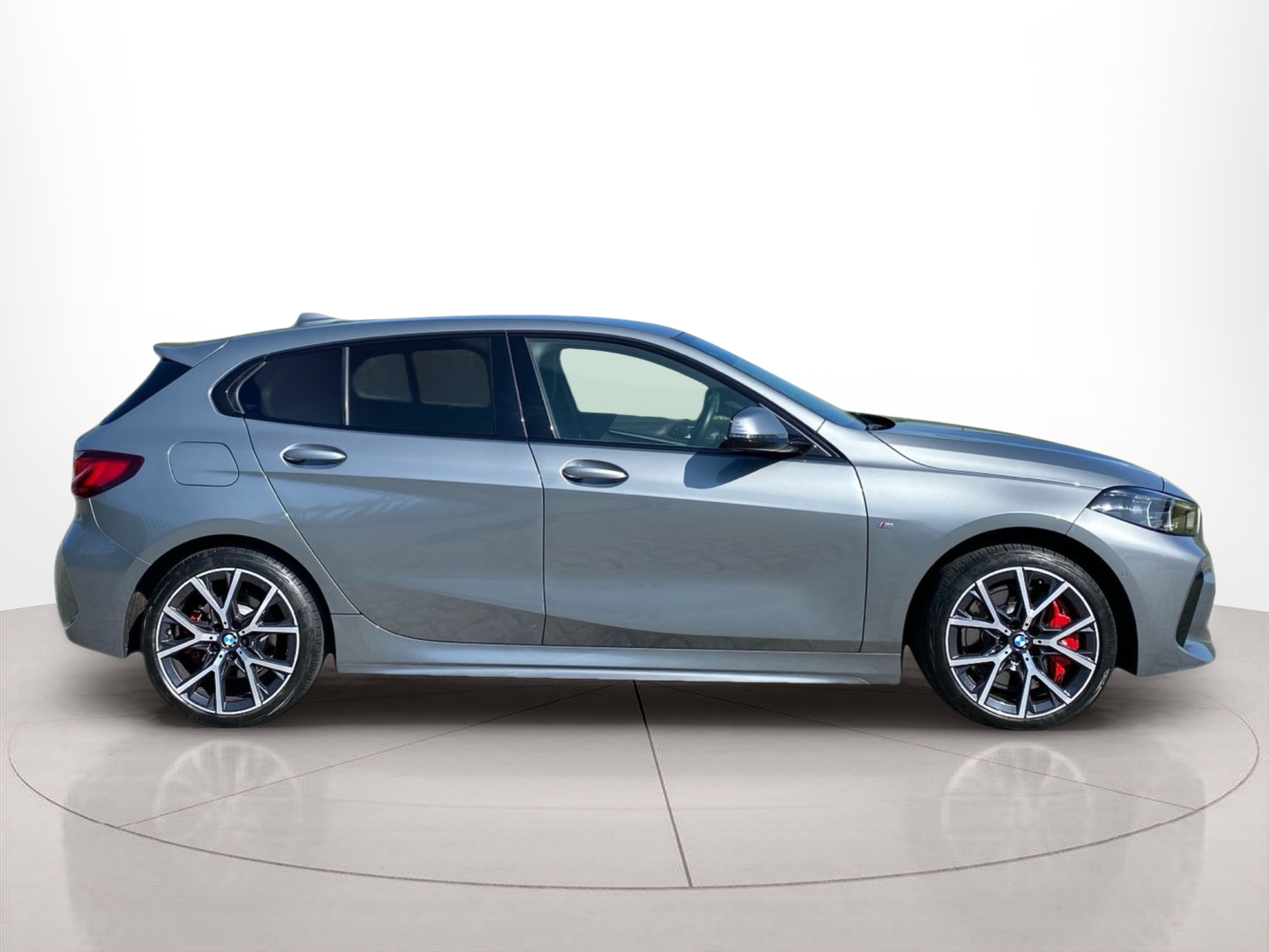 Fotos de BMW Série 1 116d color Gris. Año 2024. 85KW(116CV). Diesel. En concesionario Caetano Lisboa de Lisboa