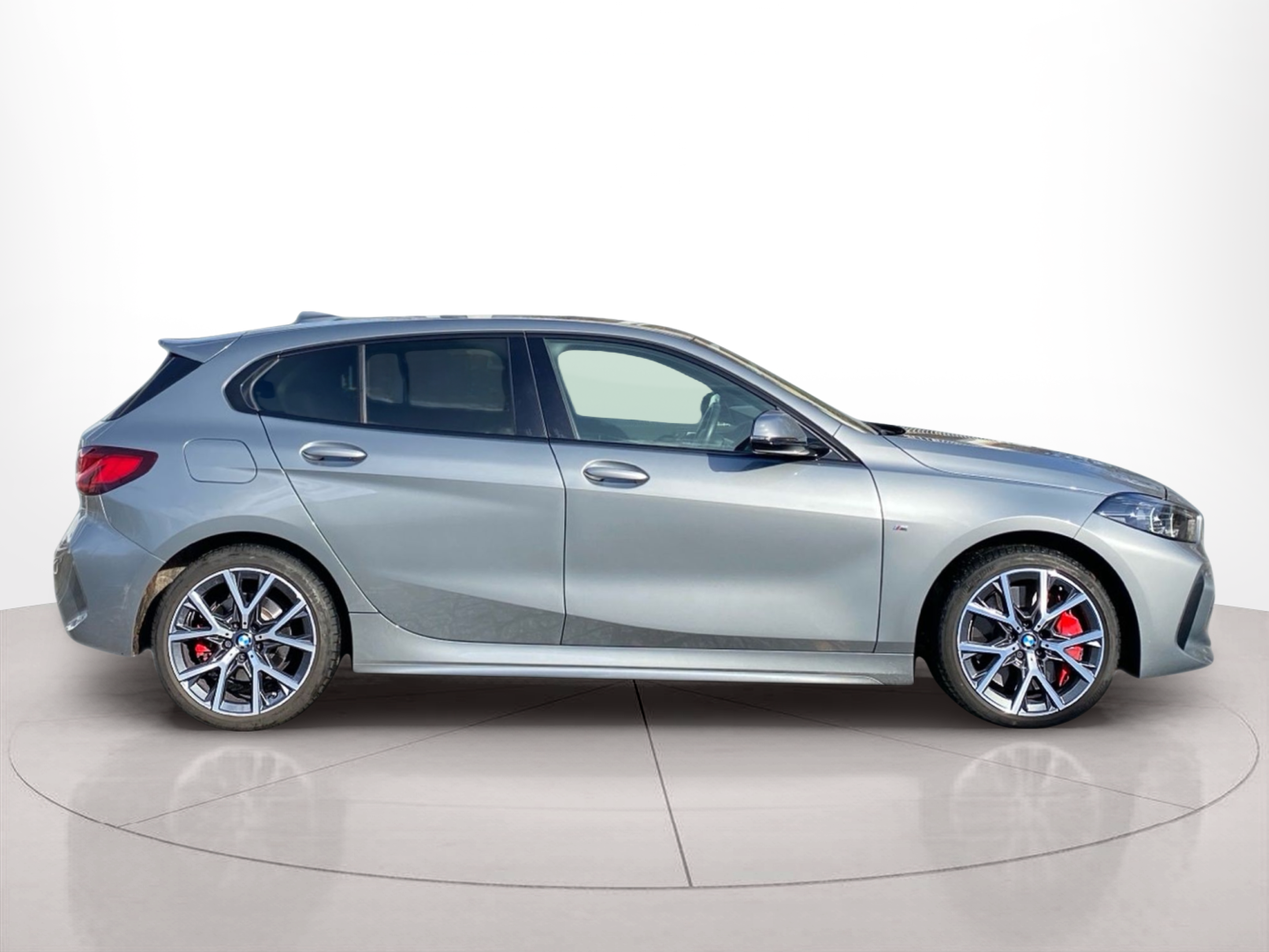 Fotos de BMW Série 1 116d color Gris. Año 2024. 85KW(116CV). Diesel. En concesionario Caetano Lisboa de Lisboa