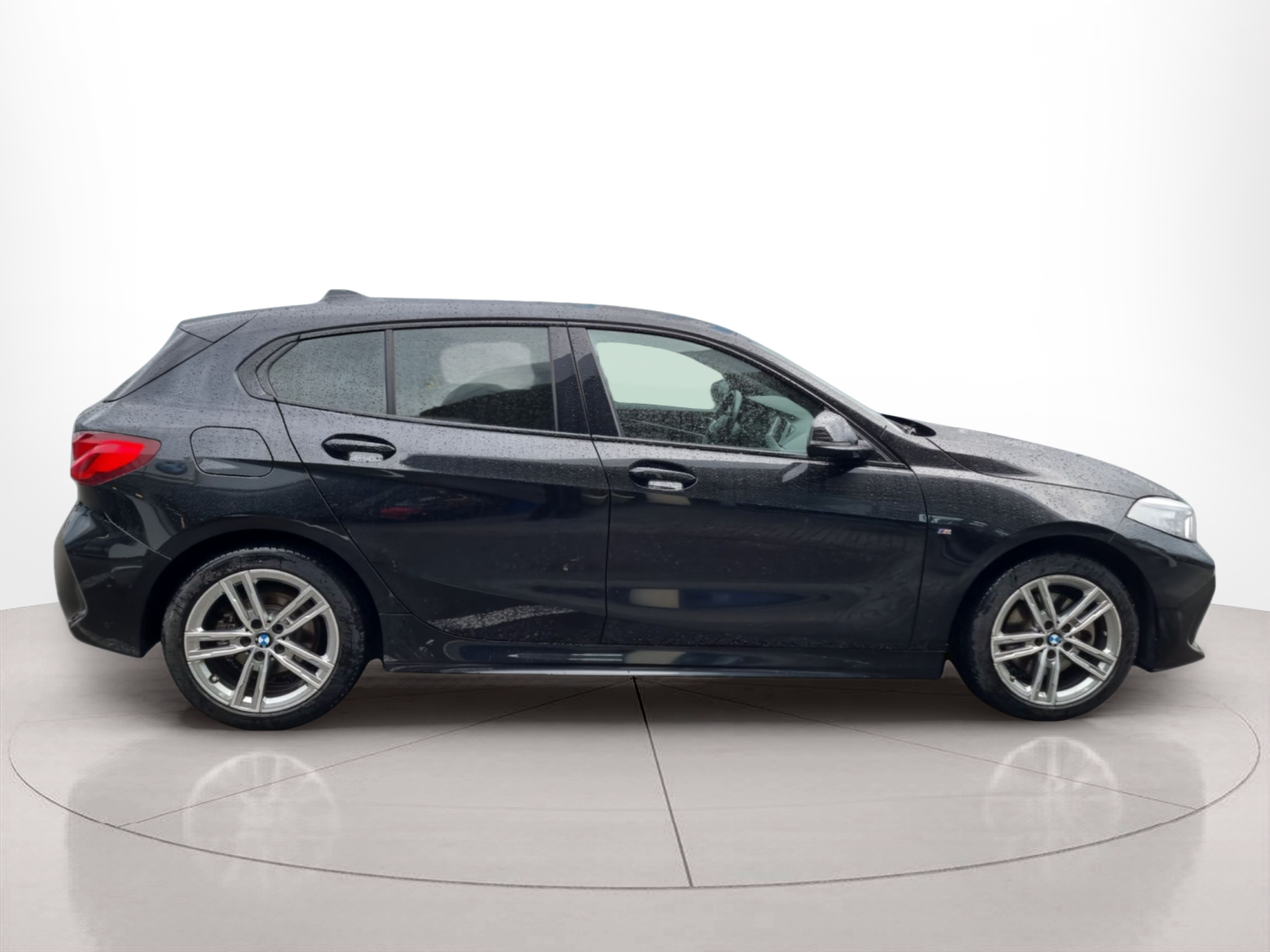 BMW Série 1 116d color Negro. Año 2024. 85KW(116CV). Diesel. En concesionario Caetano Baviera Aveiro de Aveiro