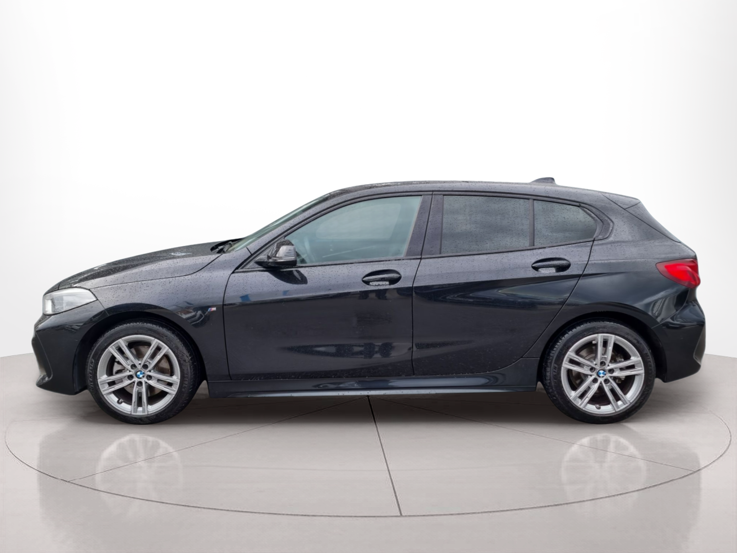 Fotos de BMW Série 1 116d color Negro. Año 2024. 85KW(116CV). Diesel. En concesionario Caetano Baviera Aveiro de Aveiro