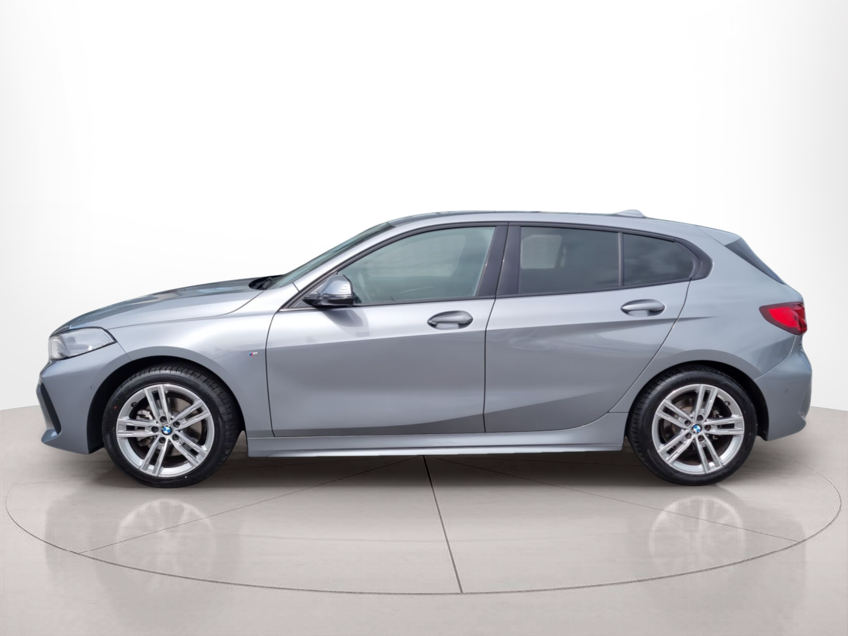 Fotos de BMW Série 1 116d color Gris. Año 2024. 85KW(116CV). Diesel. En concesionario Caetano Baviera Santa Maria da Feira de Santa Maria da Feira