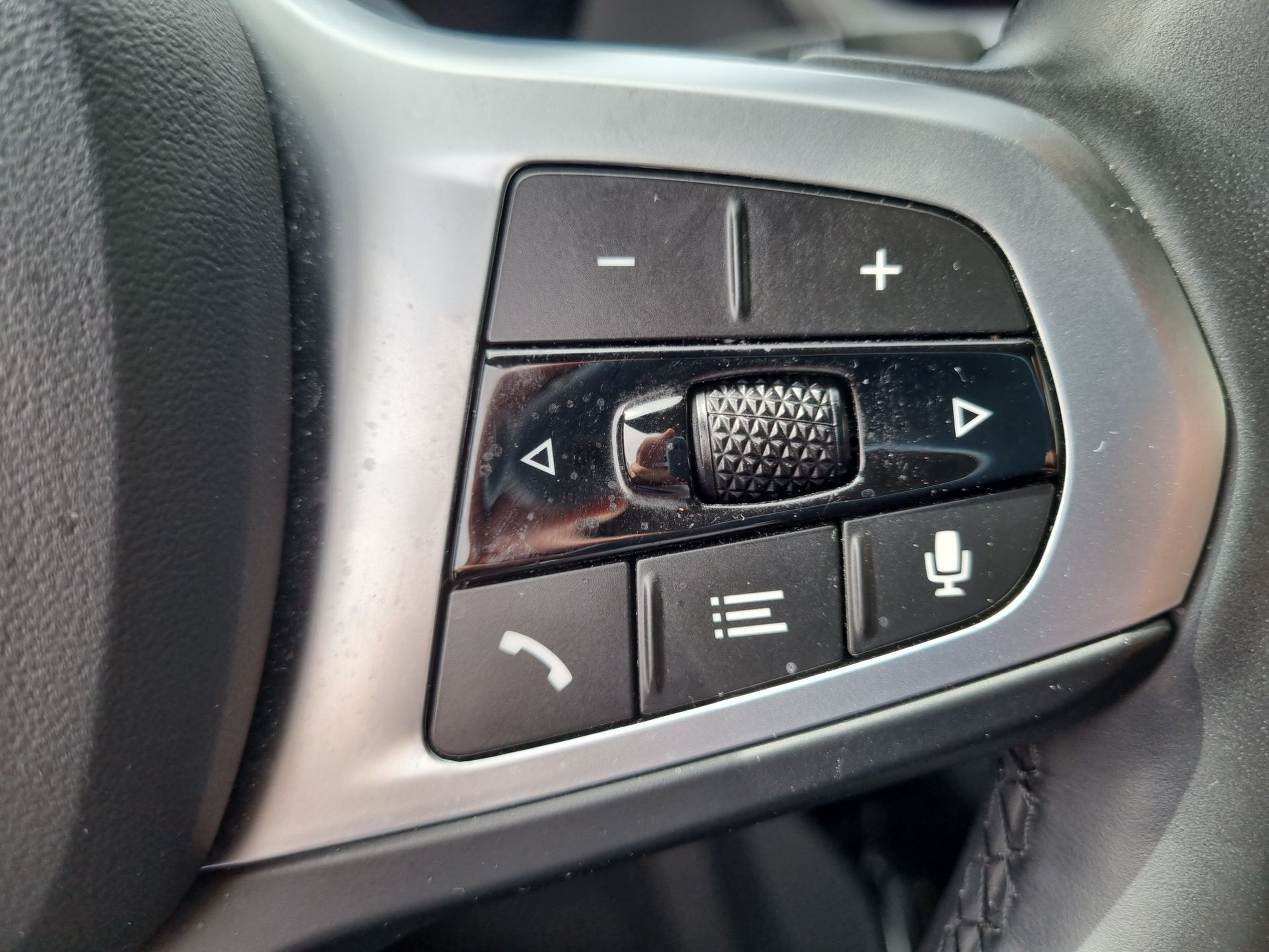 BMW Série 1 116d color Gris. Año 2024. 85KW(116CV). Diesel. En concesionario Caetano Baviera Santa Maria da Feira de Santa Maria da Feira