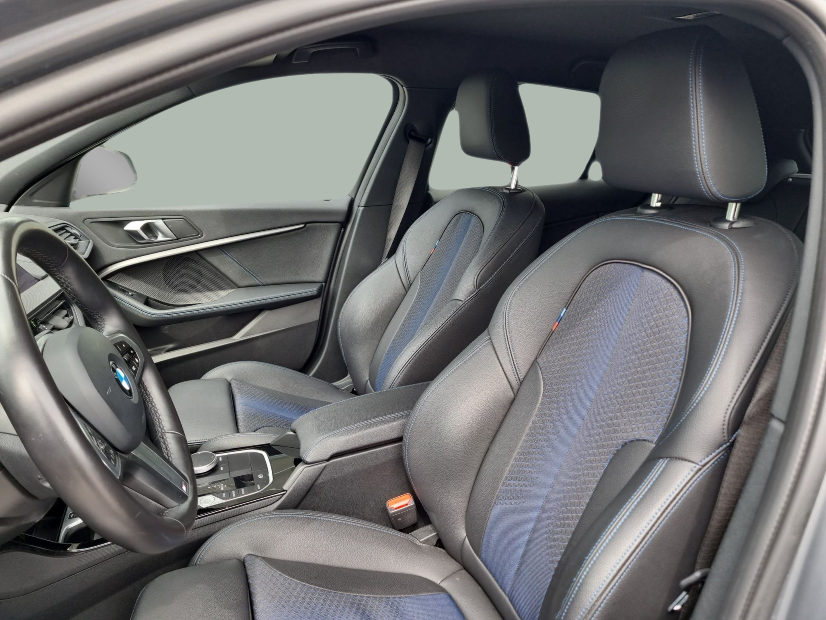 BMW Série 1 116d color Gris. Año 2024. 85KW(116CV). Diesel. En concesionario Caetano Baviera Santa Maria da Feira de Santa Maria da Feira