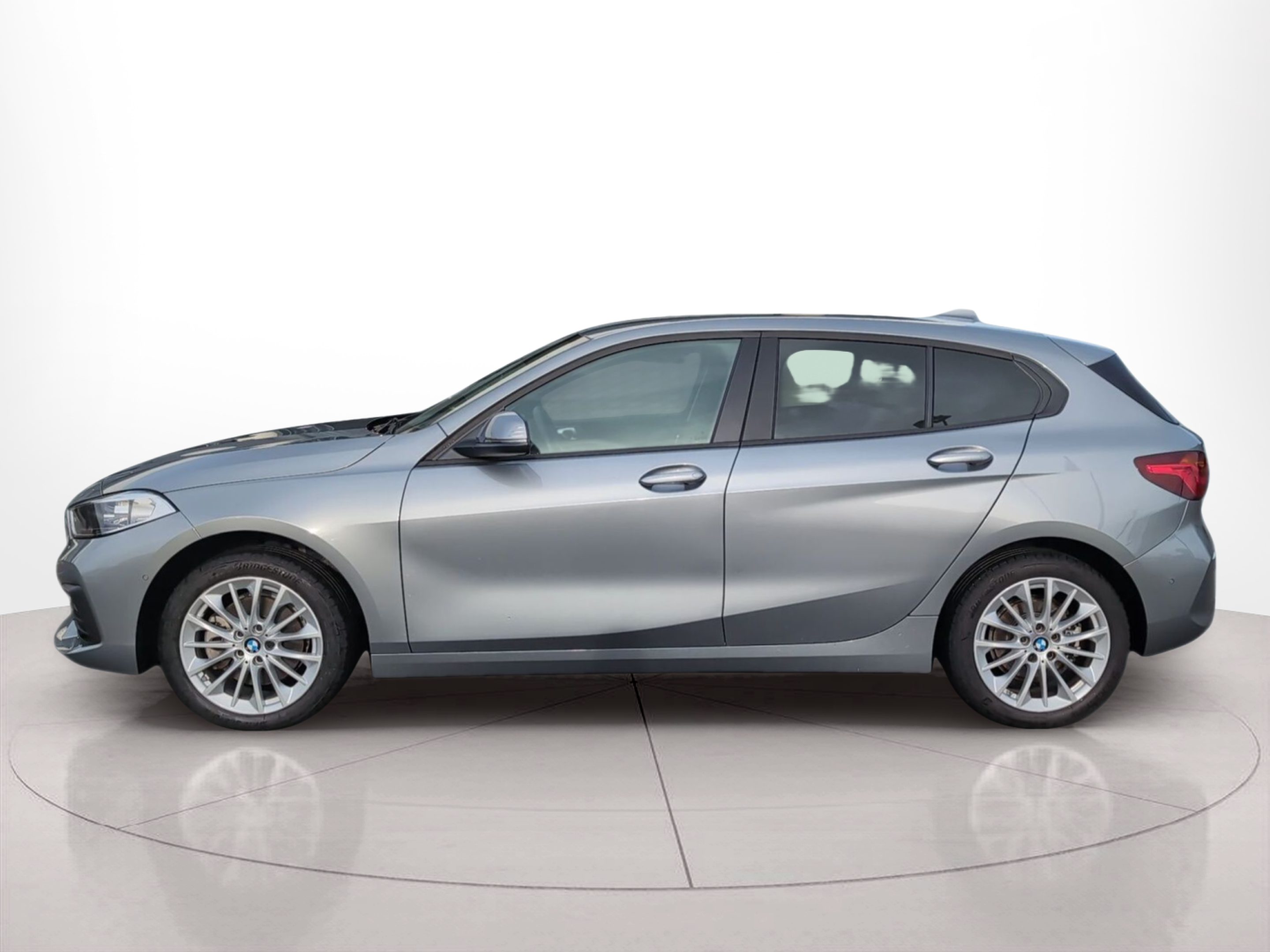 Fotos de BMW Série 1 116d color Gris. Año 2024. 85KW(116CV). Diesel. En concesionario Caetano Santa Maria da Feira de Santa Maria da Feira