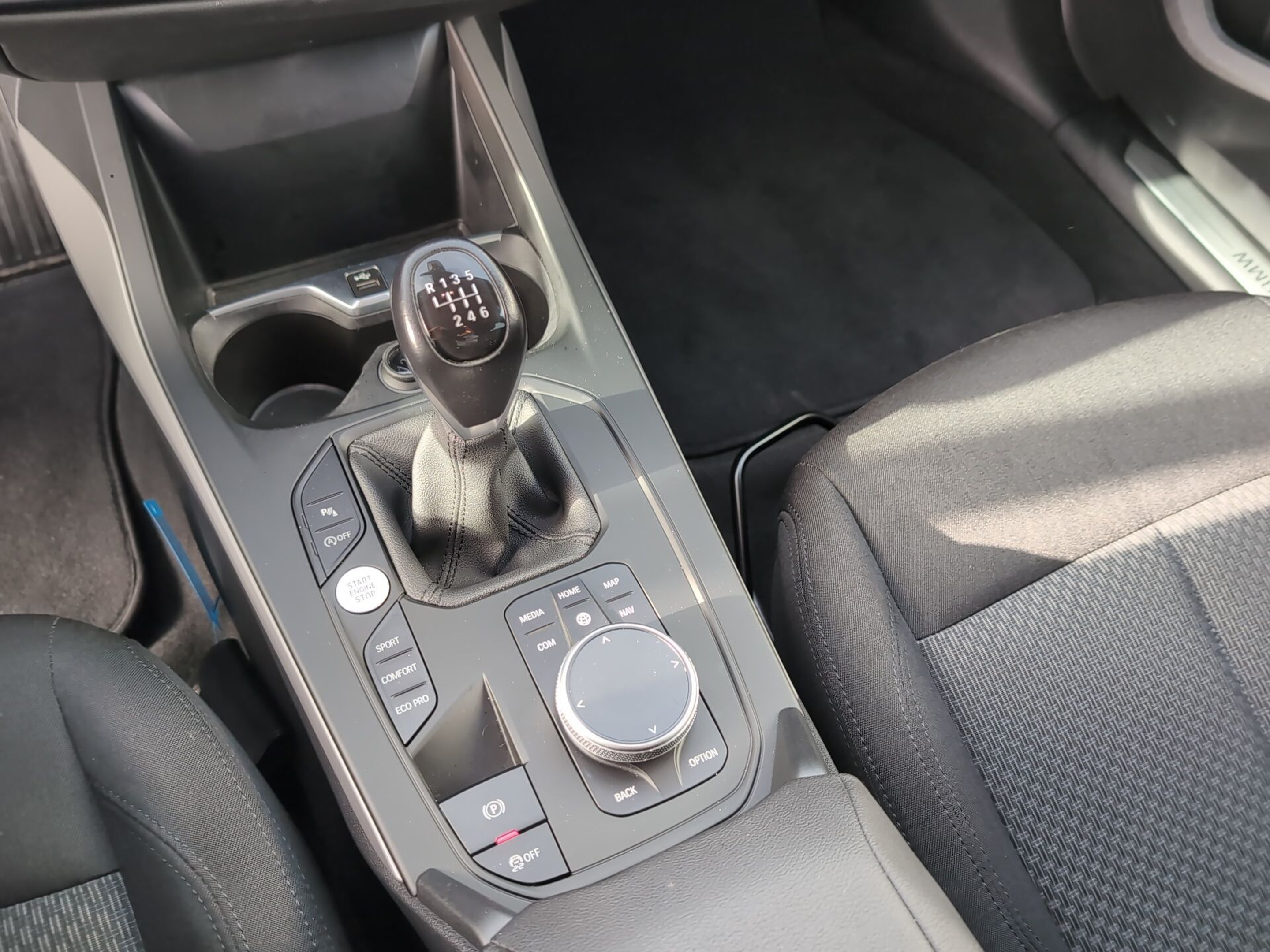 BMW Série 1 116d color Gris. Año 2024. 85KW(116CV). Diesel. En concesionario Caetano Santa Maria da Feira de Santa Maria da Feira