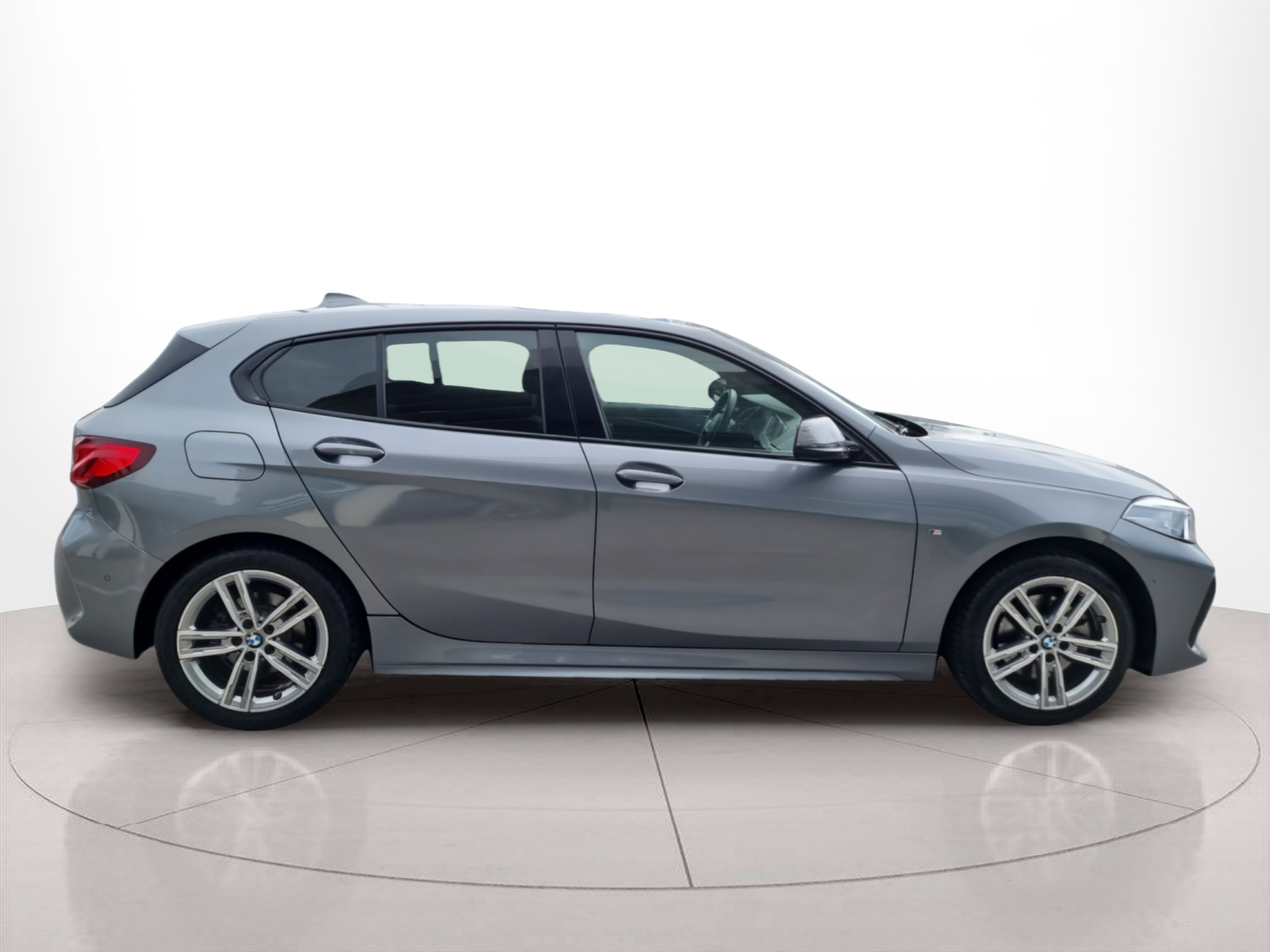 BMW Série 1 116d color Gris. Año 2024. 85KW(116CV). Diesel. En concesionario Caetano Baviera Aveiro de Aveiro