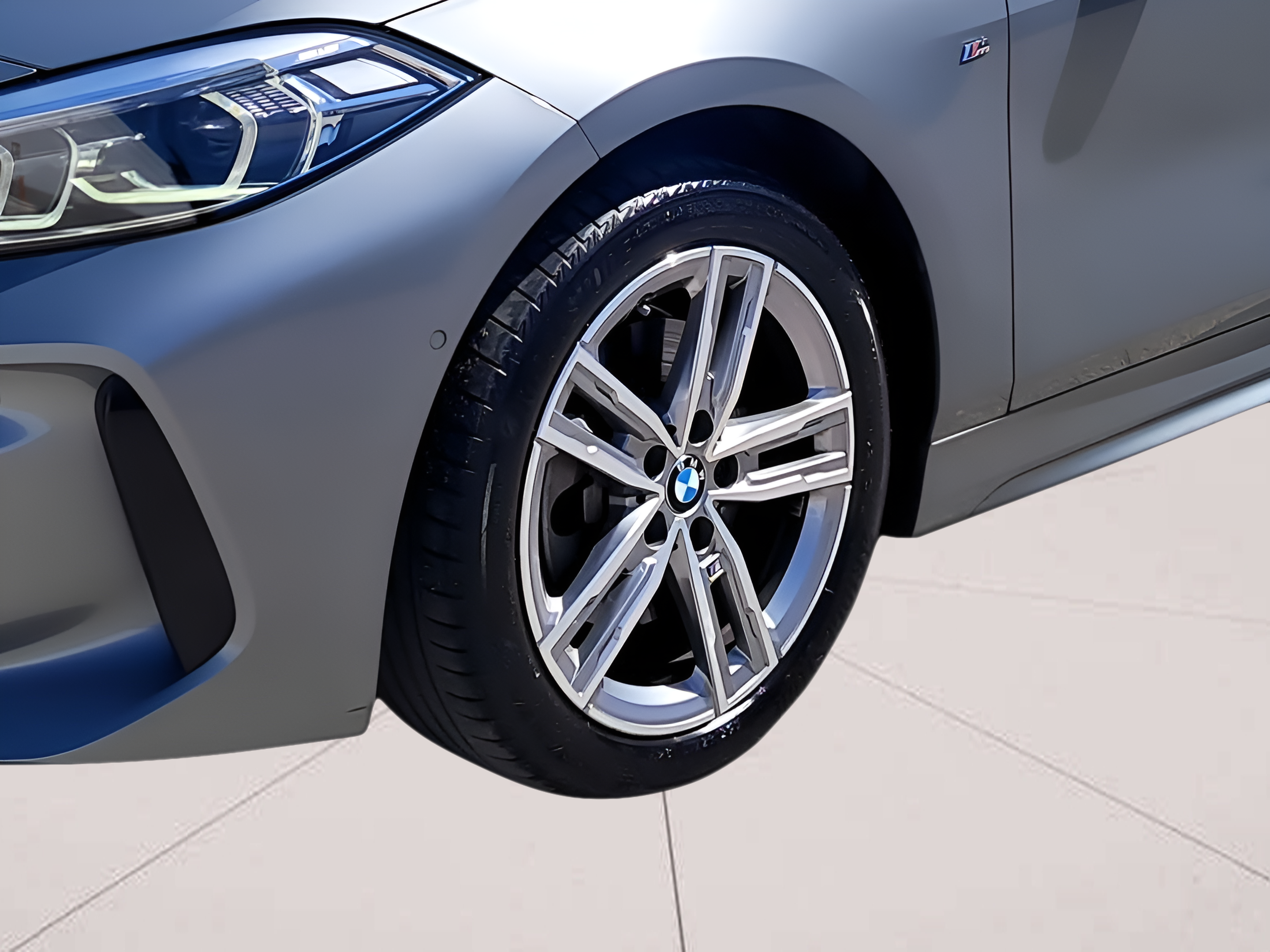 BMW Série 1 116d color Gris. Año 2024. 85KW(116CV). Diesel. En concesionario Caetano Portimão de Portimão