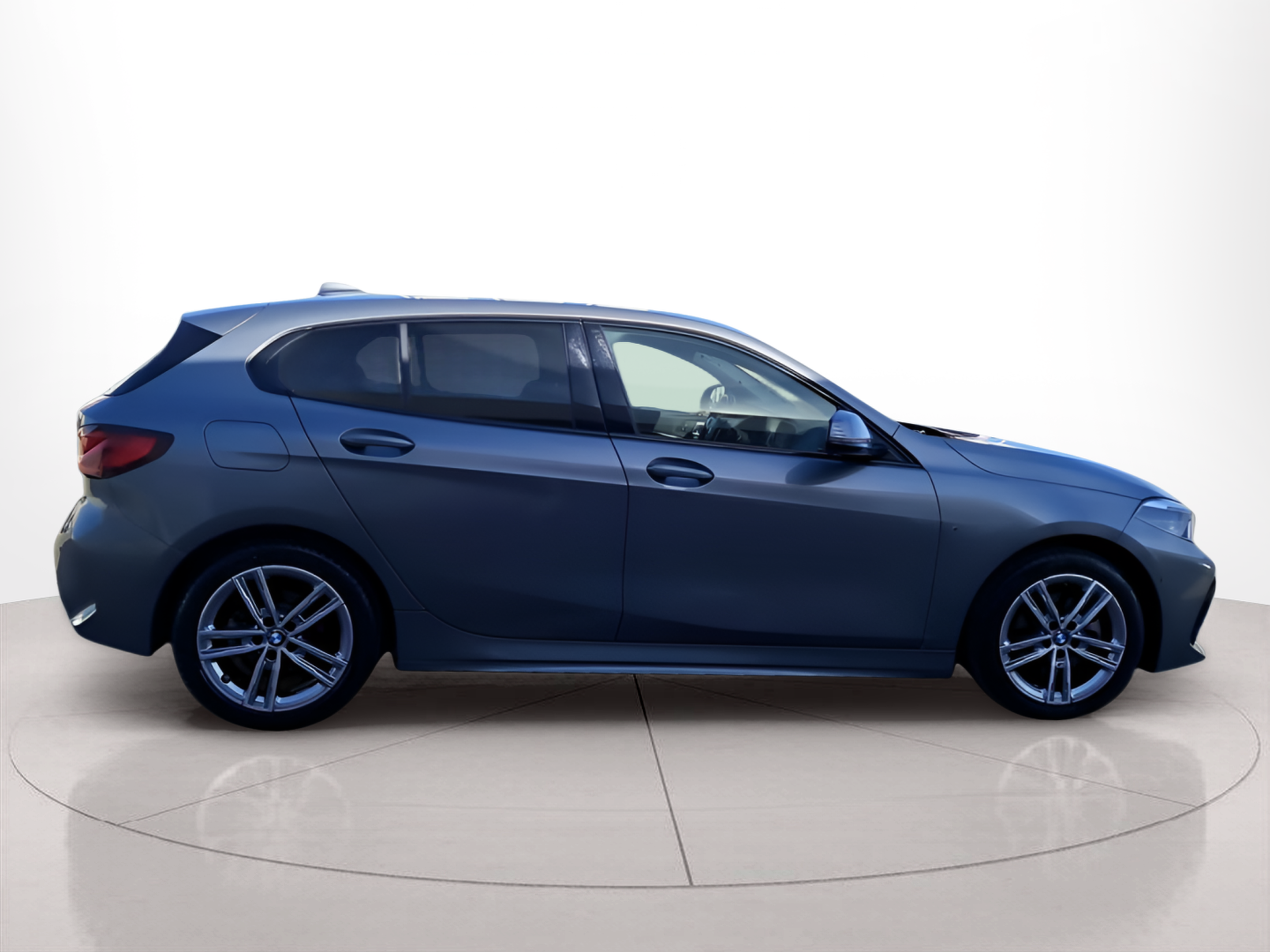 BMW Série 1 116d color Gris. Año 2024. 85KW(116CV). Diesel. En concesionario Caetano Baviera Portimão de Portimão