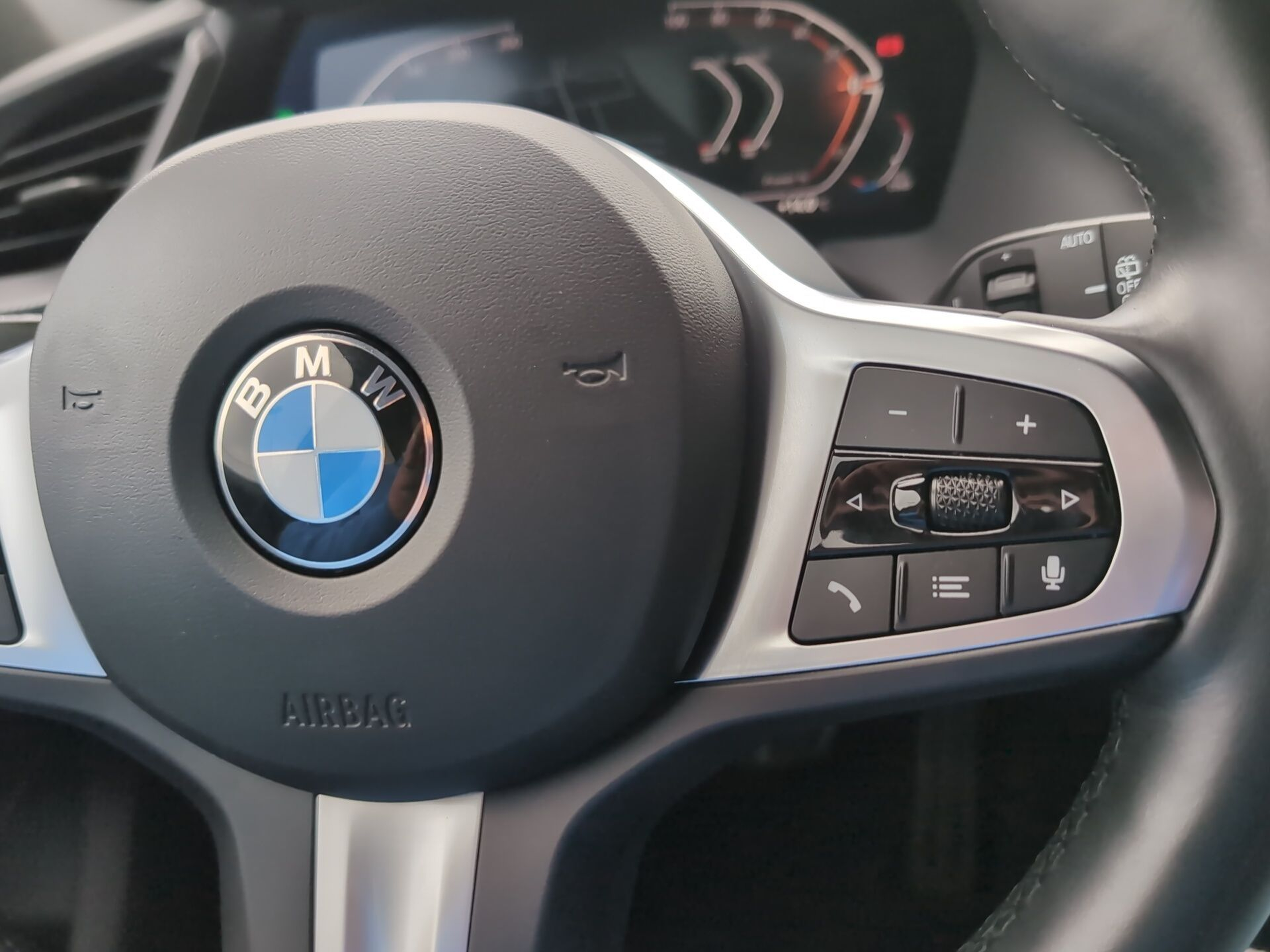 BMW Série 1 116d color Negro. Año 2024. 85KW(116CV). Diesel. En concesionario Caetano Aveiro de Aveiro