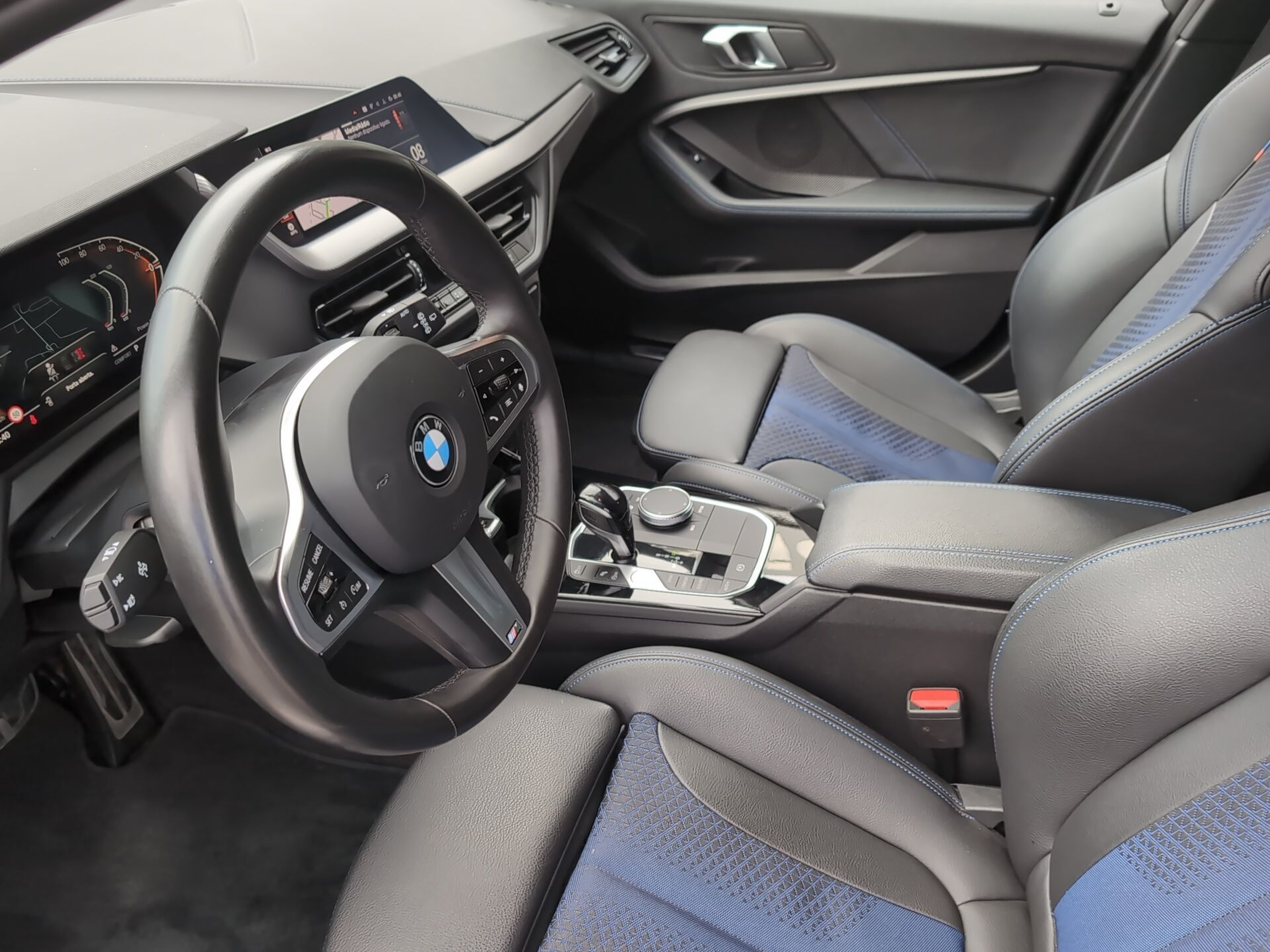 BMW Série 1 116d color Negro. Año 2024. 85KW(116CV). Diesel. En concesionario Caetano Aveiro de Aveiro