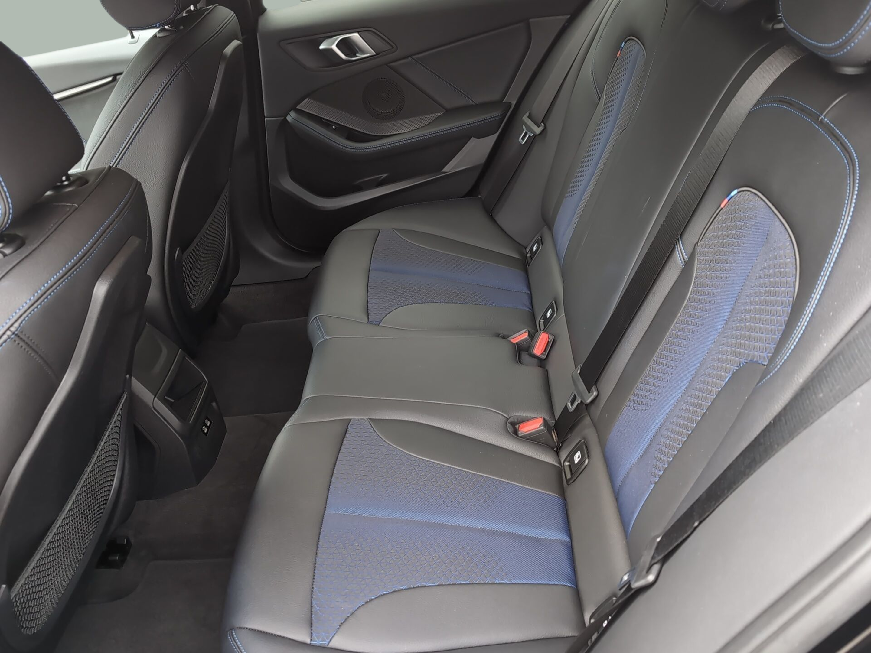 BMW Série 1 116d color Negro. Año 2024. 85KW(116CV). Diesel. En concesionario Caetano Aveiro de Aveiro