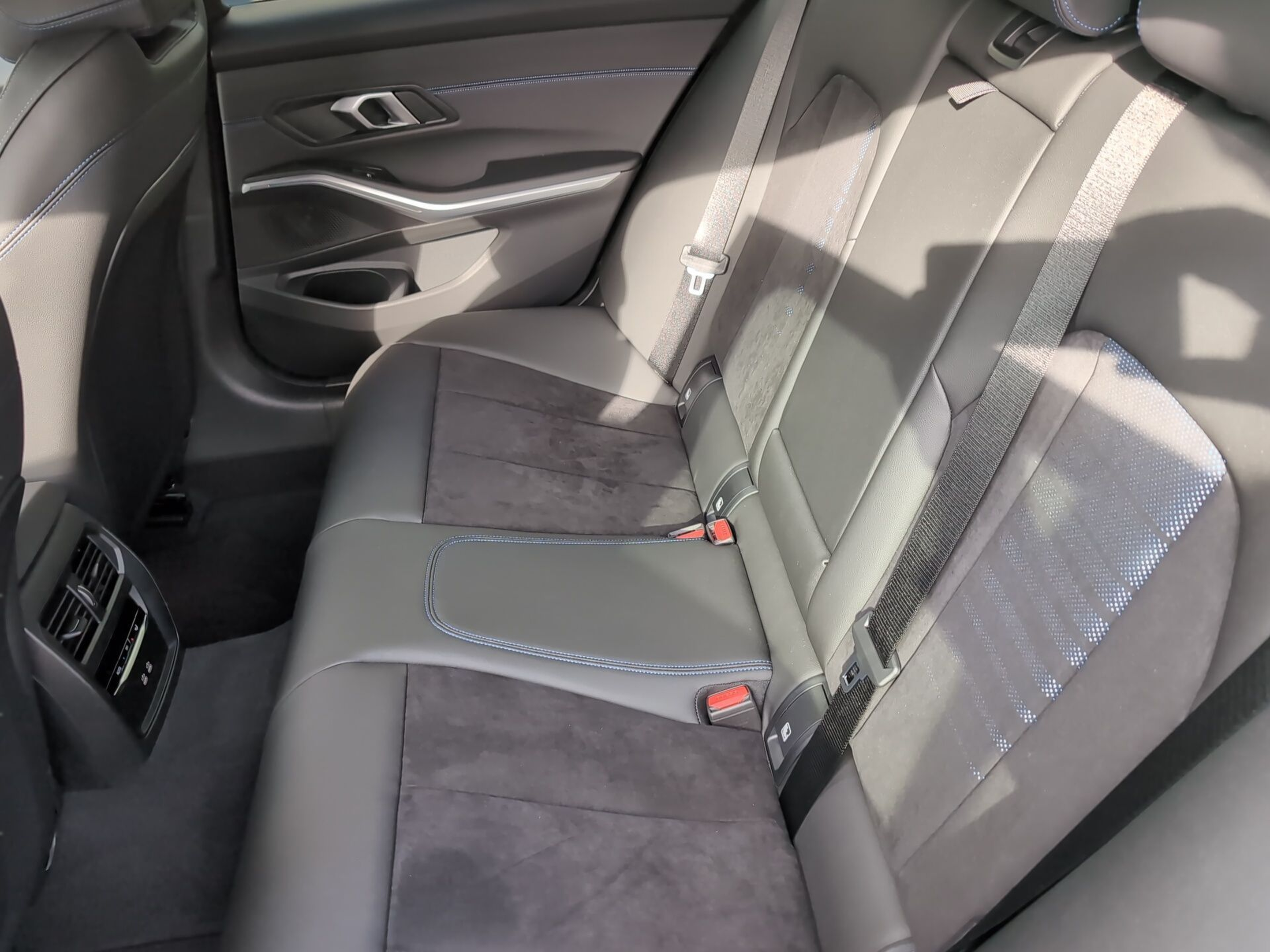 BMW Série 3 320e Touring color Negro. Año 2024. 215KW(292CV). Elétrico / Gasolina Híbrido. En concesionario Caetano Baviera Aveiro de Aveiro