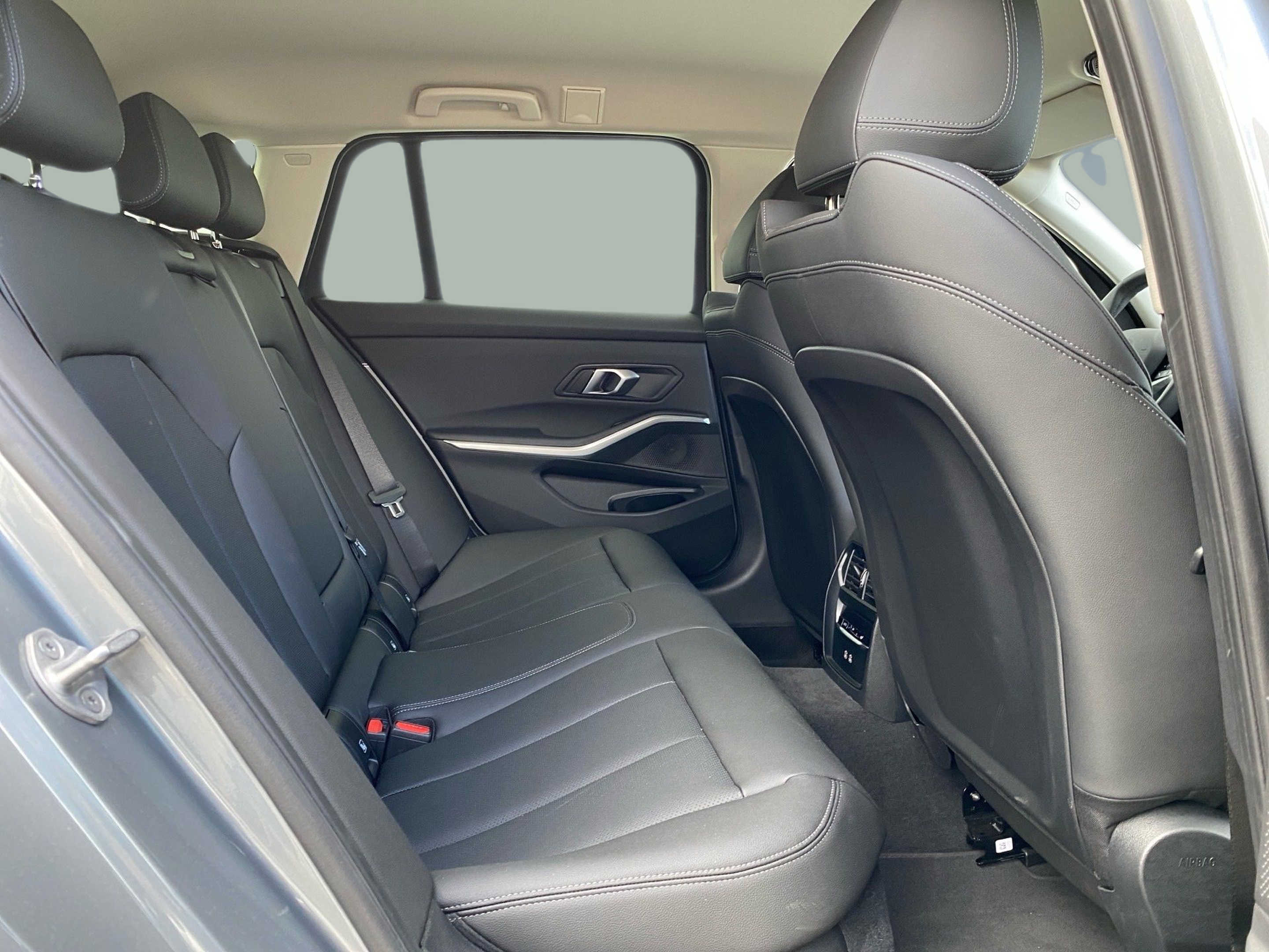 BMW Série 3 320e Touring color Gris. Año 2024. 215KW(292CV). Elétrico / Gasolina Híbrido. En concesionario Caetano Cascais de Cascais