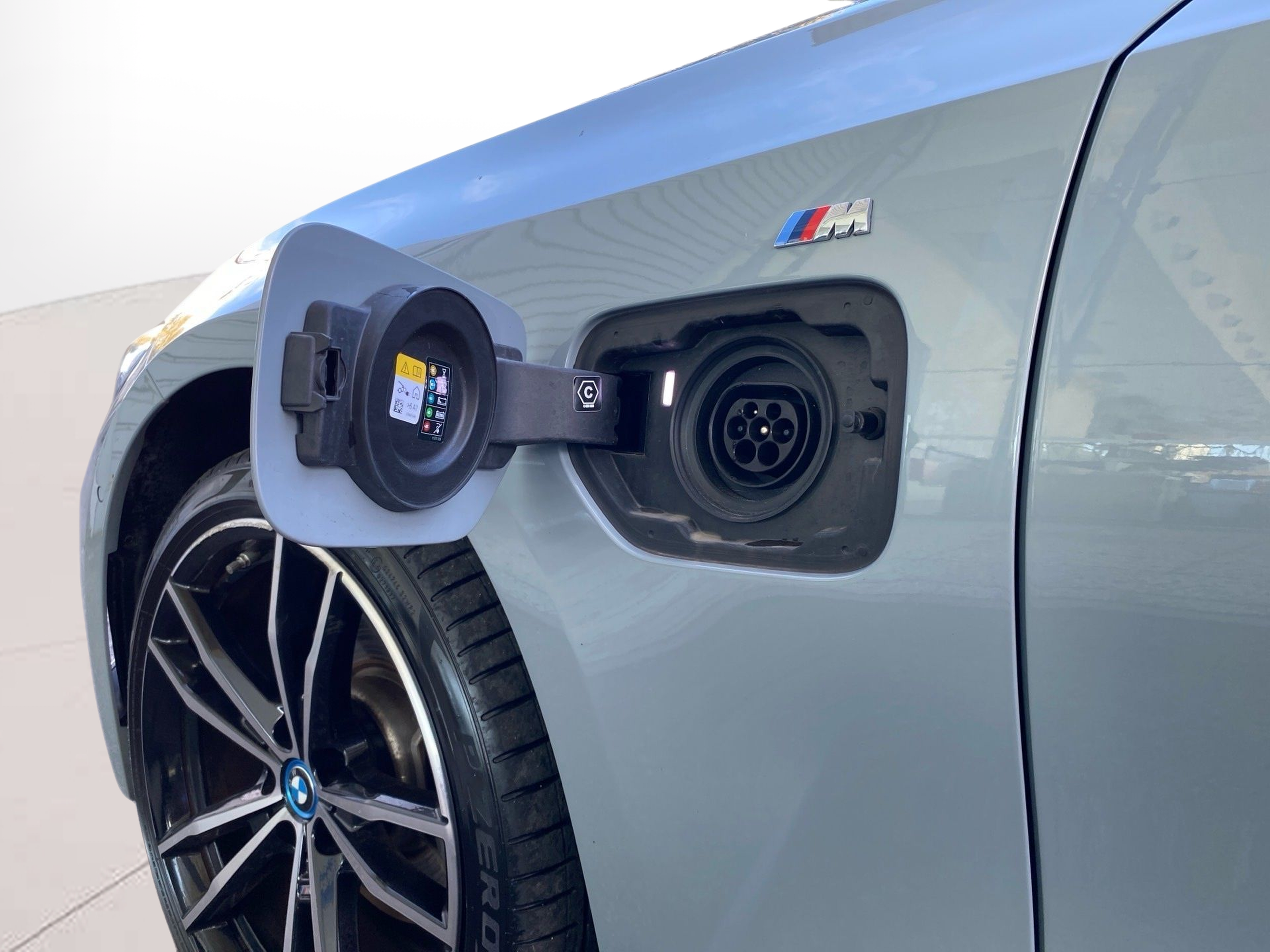 BMW Série 3 320e Touring color Gris. Año 2024. 215KW(292CV). Elétrico / Gasolina Híbrido. En concesionario Caetano Cascais de Cascais