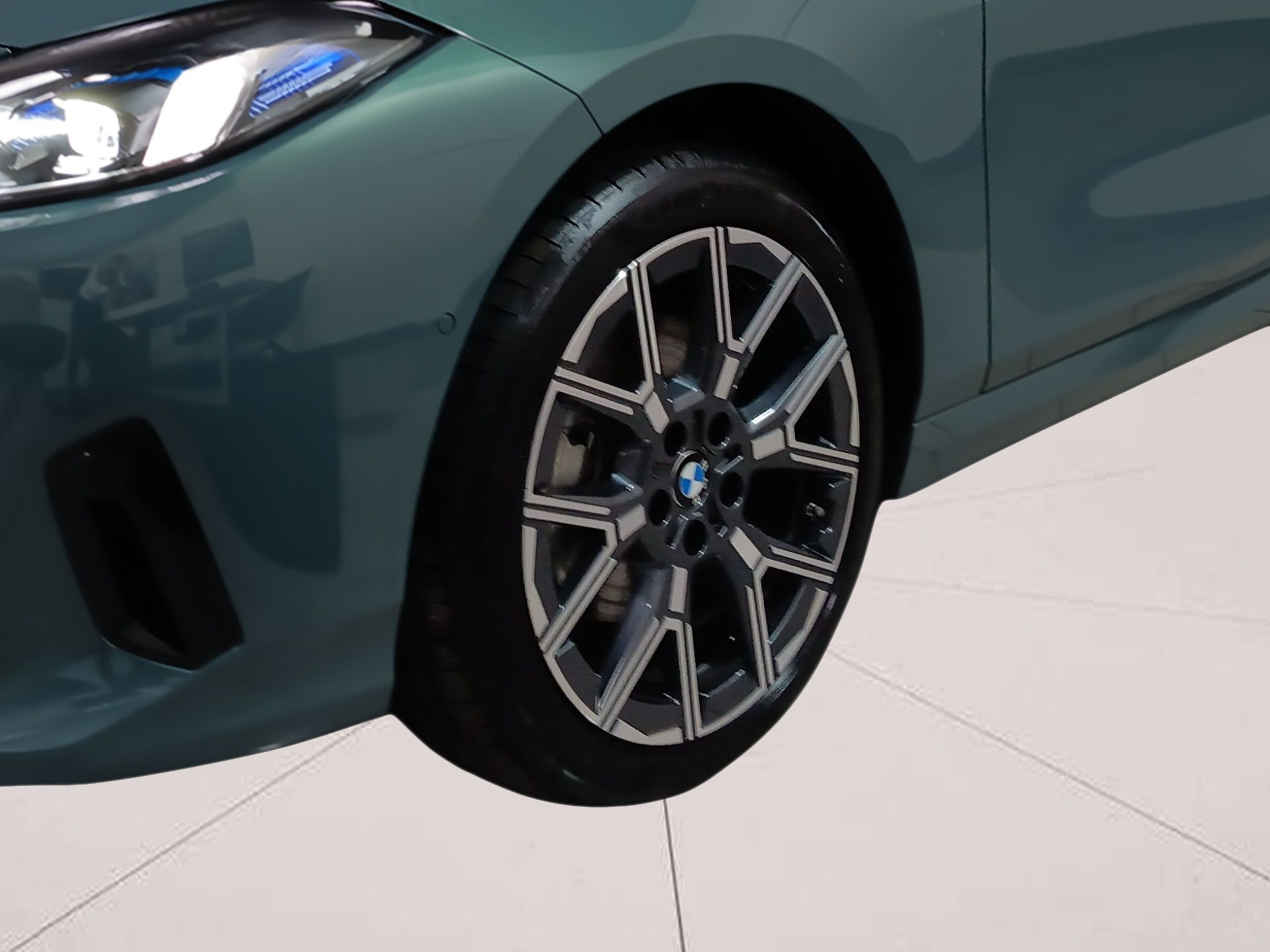 BMW Série 1 120 color Verde. Año 2024. 125KW(170CV). Gasolina. En concesionario Caetano Baviera Vila Nova de Gaia de Vila Nova de Gaia