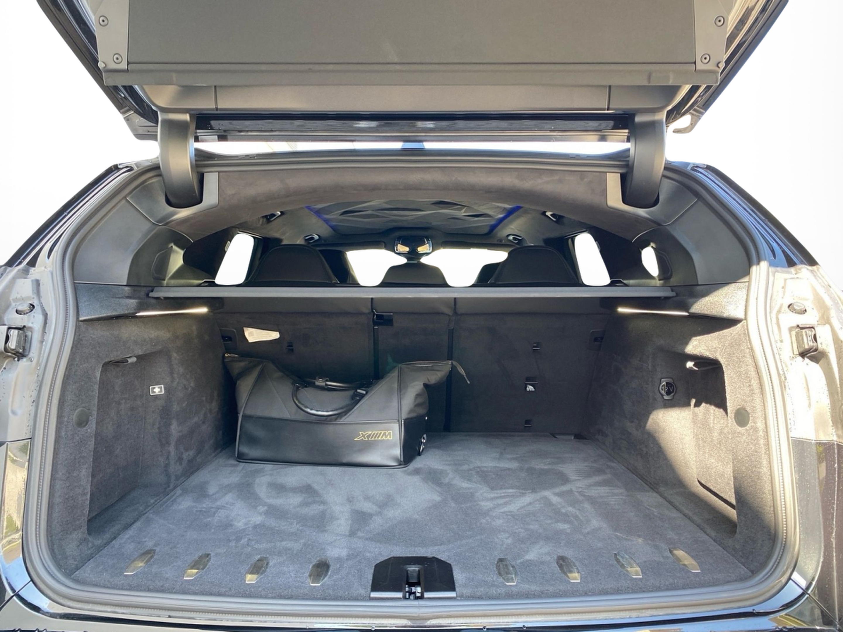 BMW XM 50e color Negro. Año 2025. 350KW(476CV). Elétrico / Gasolina Híbrido. En concesionario Caetano Lisboa de Lisboa