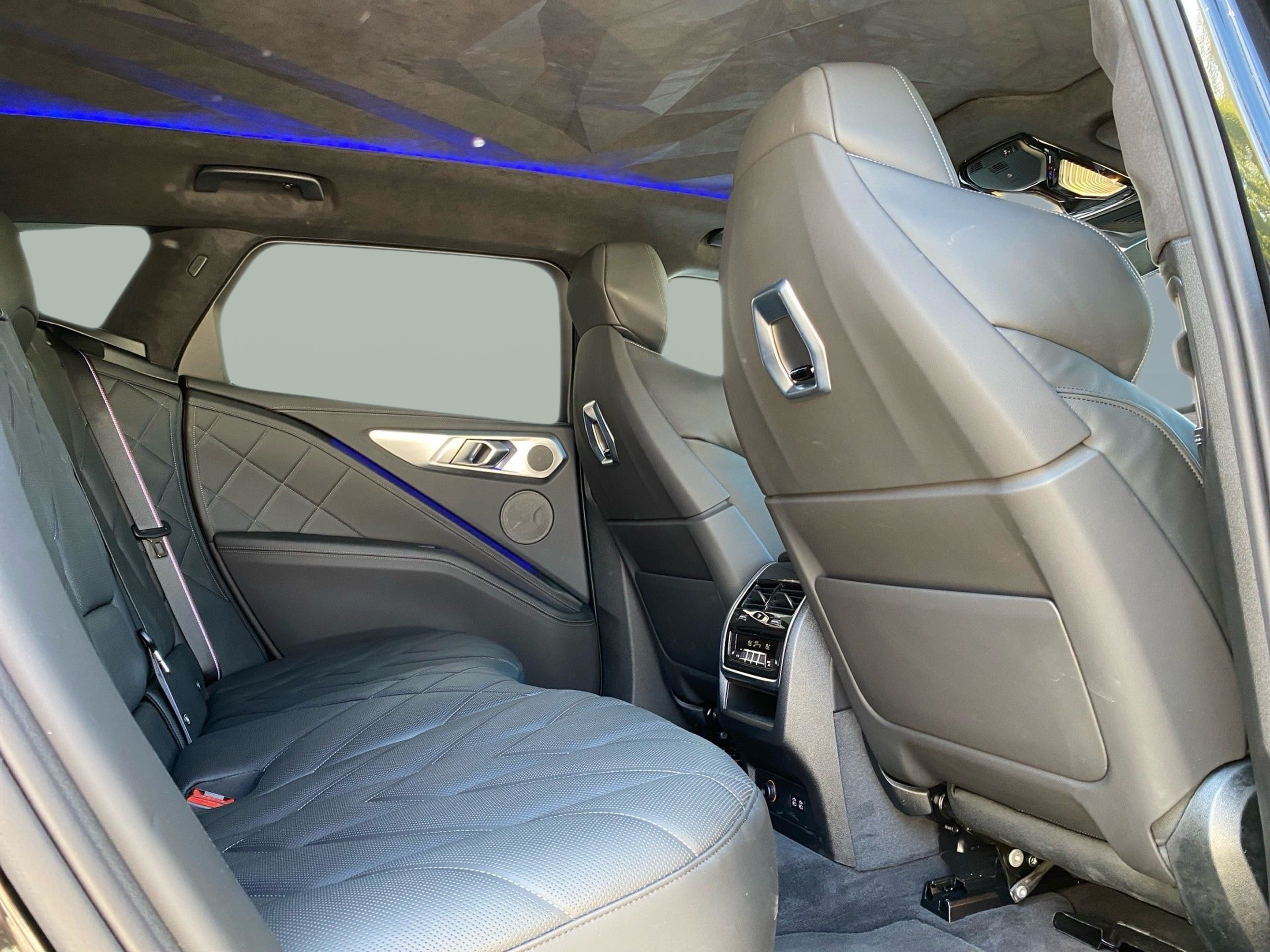 BMW XM 50e color Negro. Año 2025. 350KW(476CV). Elétrico / Gasolina Híbrido. En concesionario Caetano Lisboa de Lisboa