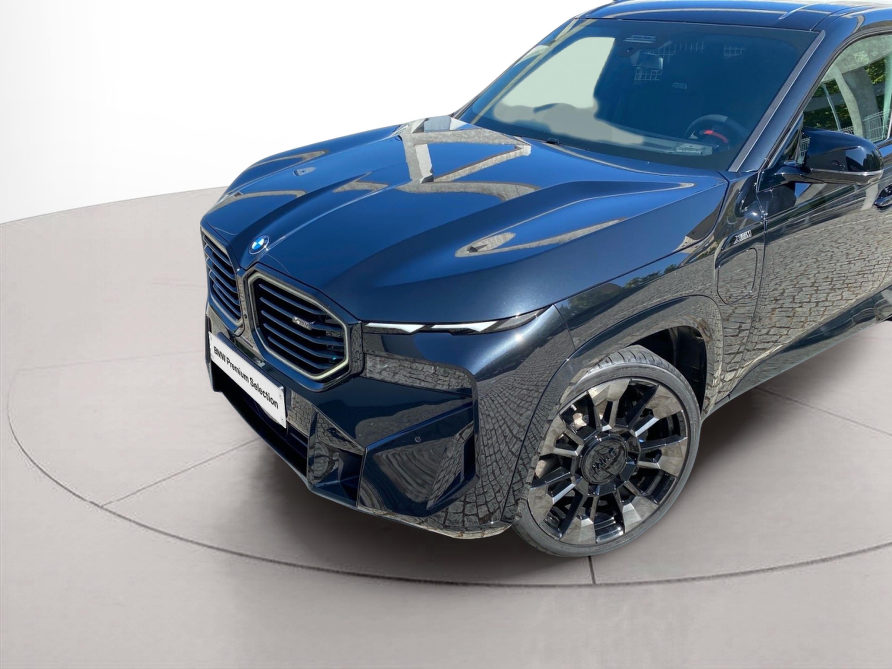 BMW XM 50e color Negro. Año 2025. 350KW(476CV). Elétrico / Gasolina Híbrido. En concesionario Caetano Lisboa de Lisboa