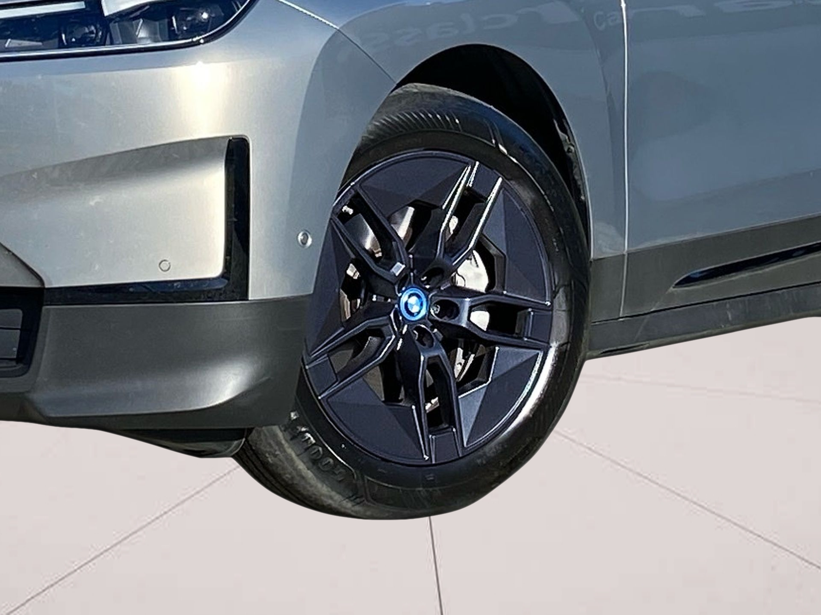 BMW iX xDrive40 color Gris. Año 2023. 240KW(326CV). Elétrico. En concesionario Caetano Lisboa de Lisboa